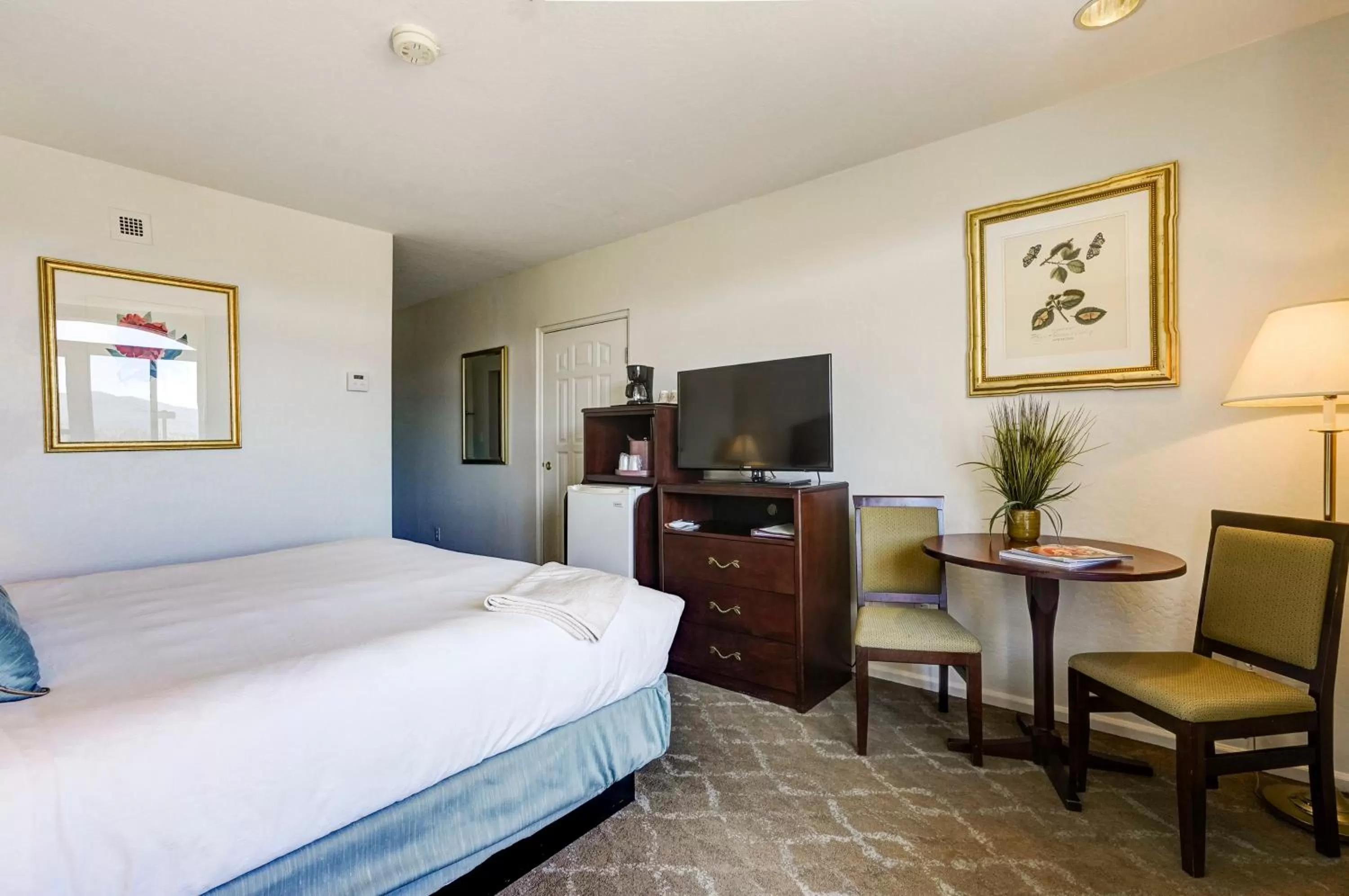 Bedroom, Bed in Forest Villas Hotel