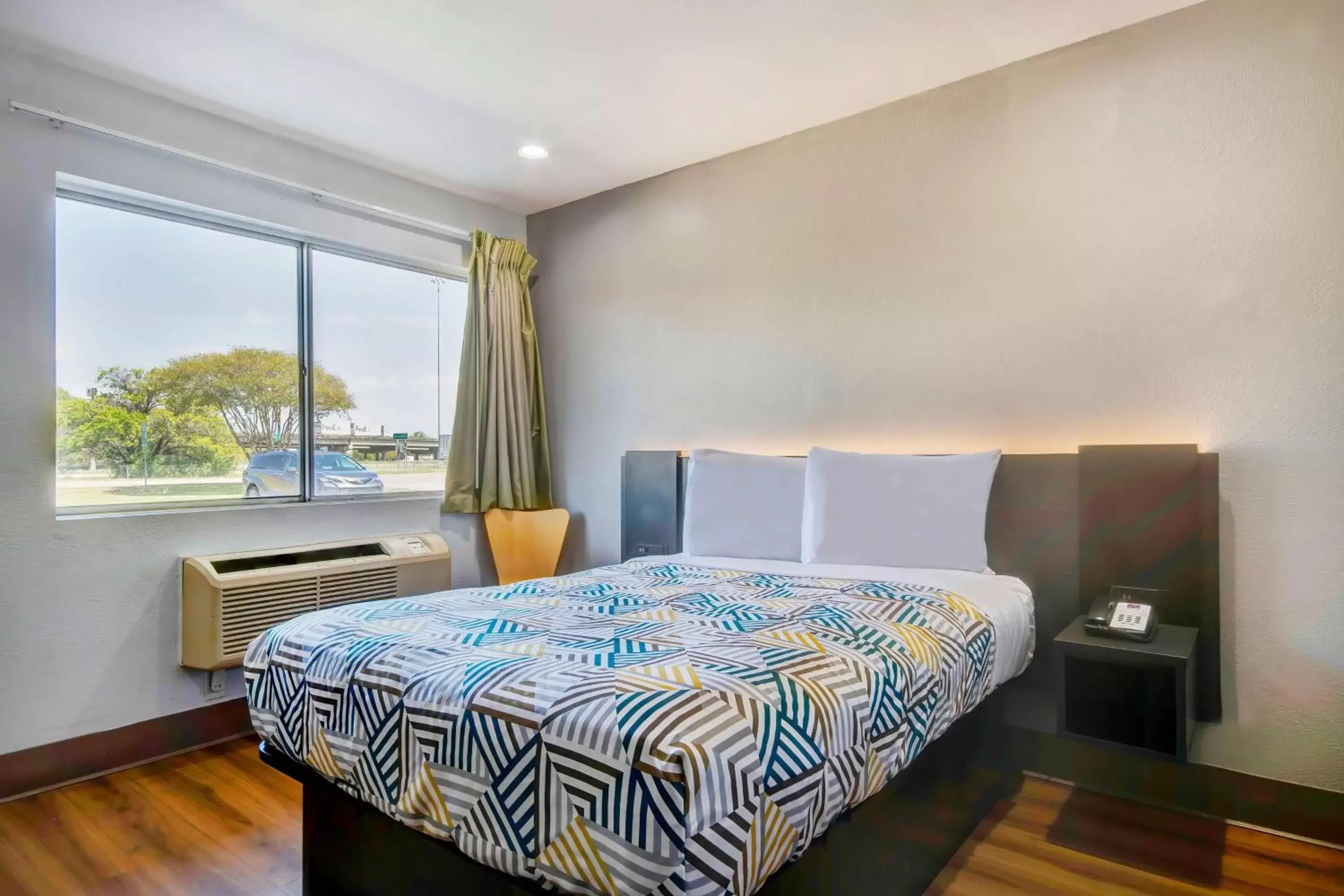 Deluxe Queen Room - single occupancy in Motel 6-Port Allen, LA - Baton Rouge Deluxe Queen Room - single occupancy in Motel 6-Port Allen, LA - Baton Rouge