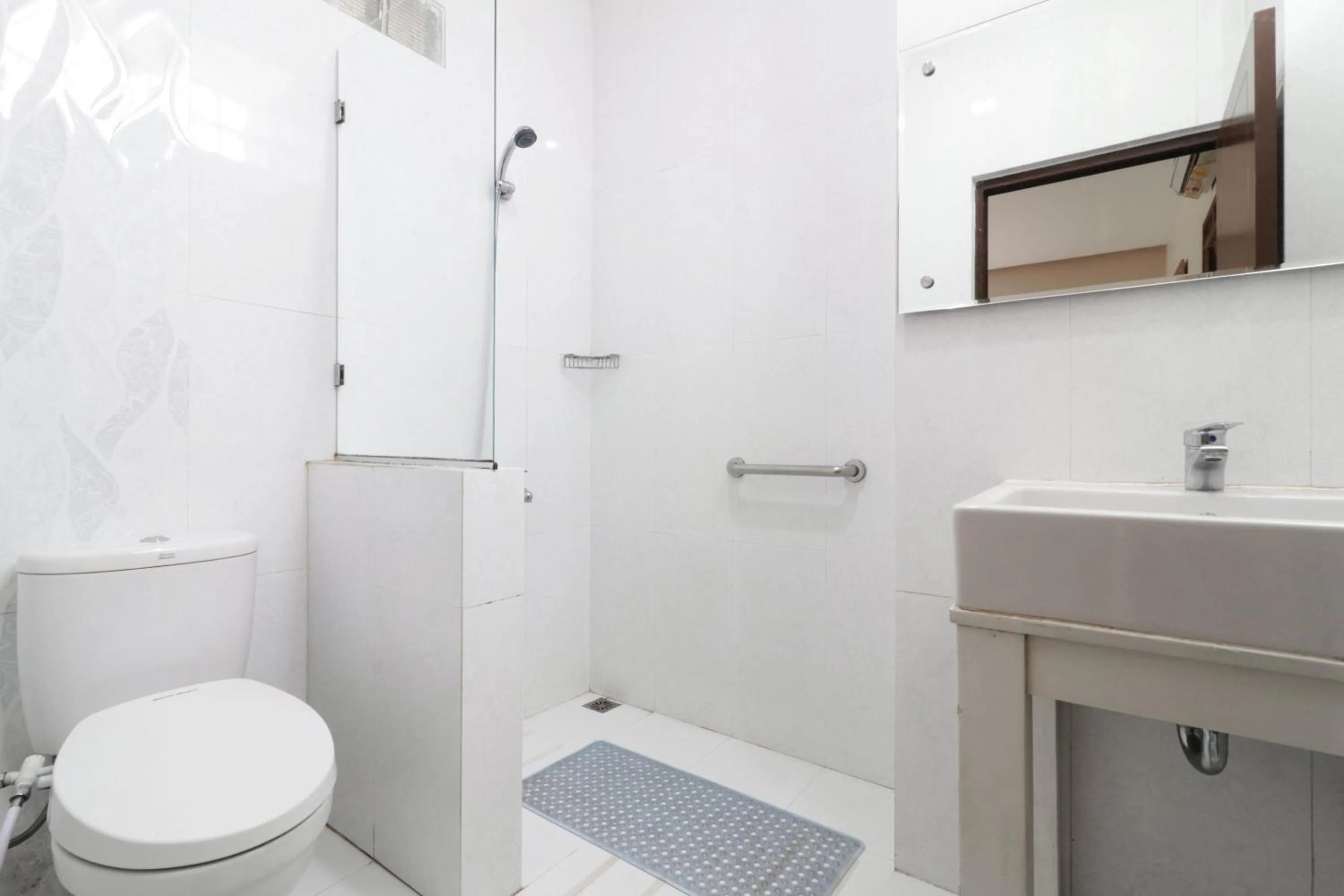 Shower in Jayagiri Guesthouse By Belgareti