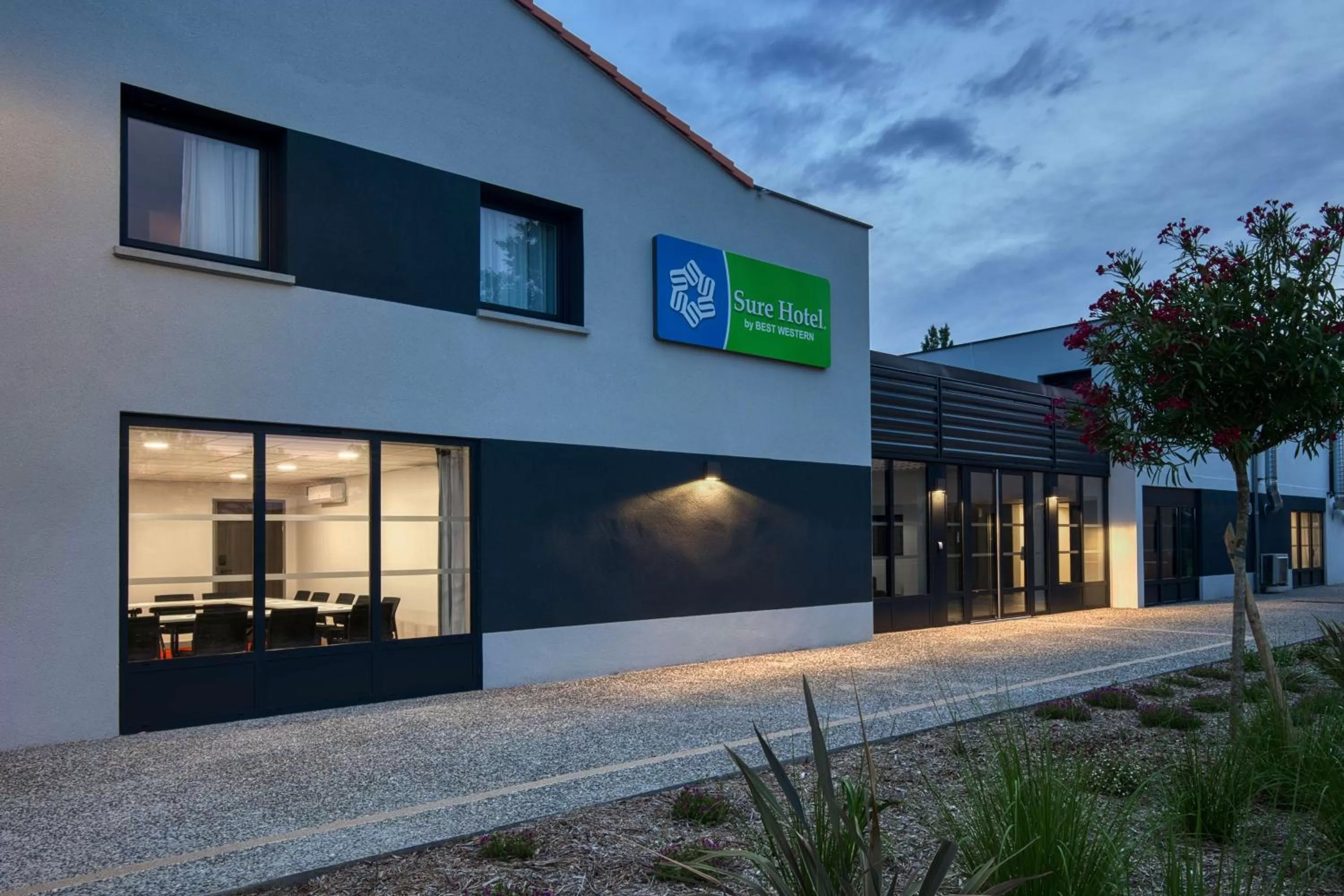 Property building in Sure Hotel by Best Western Les Portes de Montauban