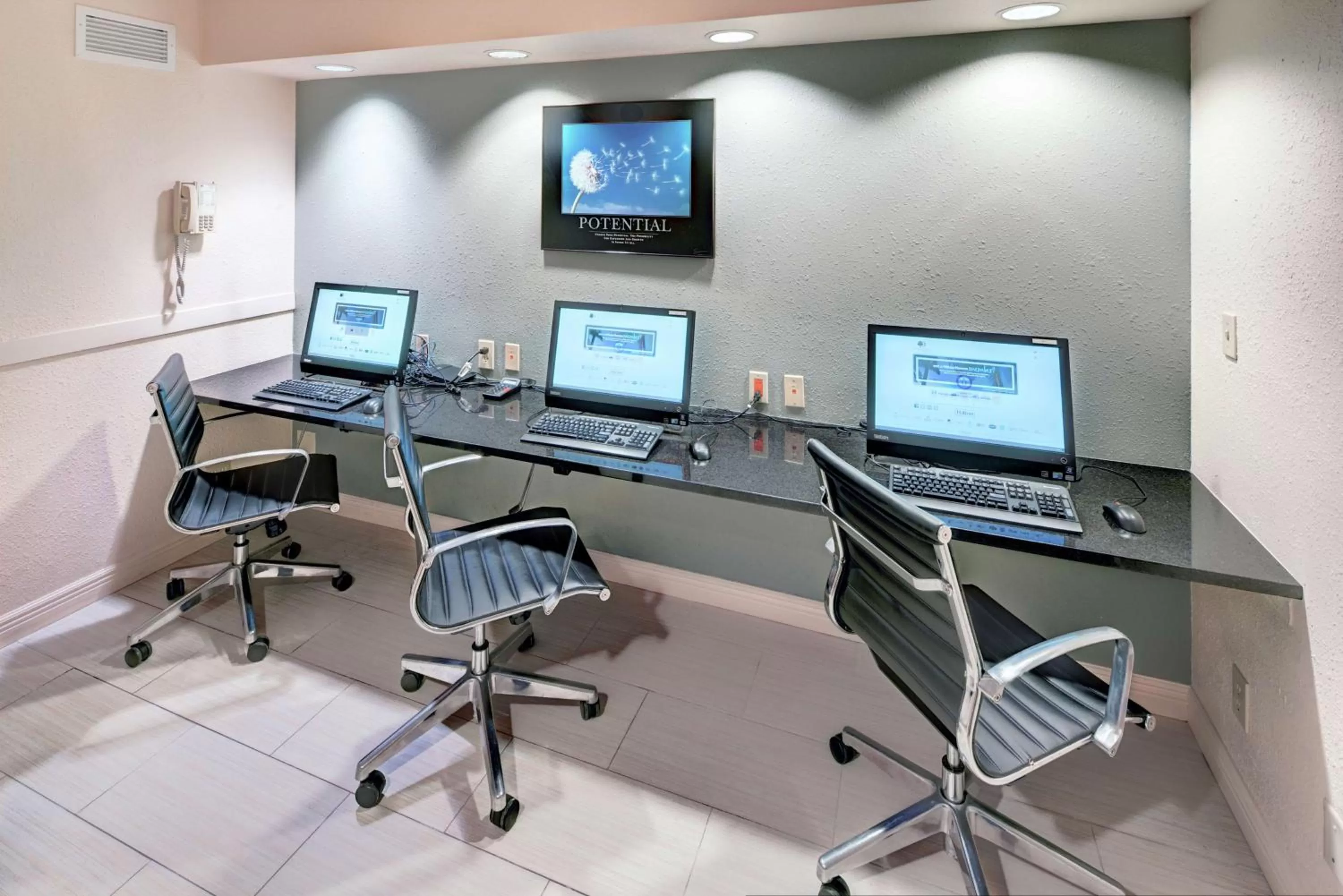 Business facilities in DoubleTree by Hilton Milwaukee Downtown