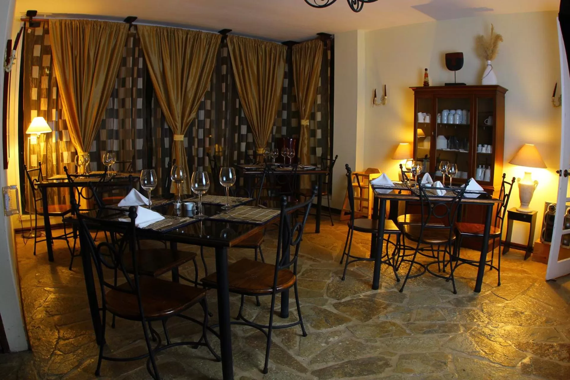 Restaurant/places to eat in Hotel Luisiana