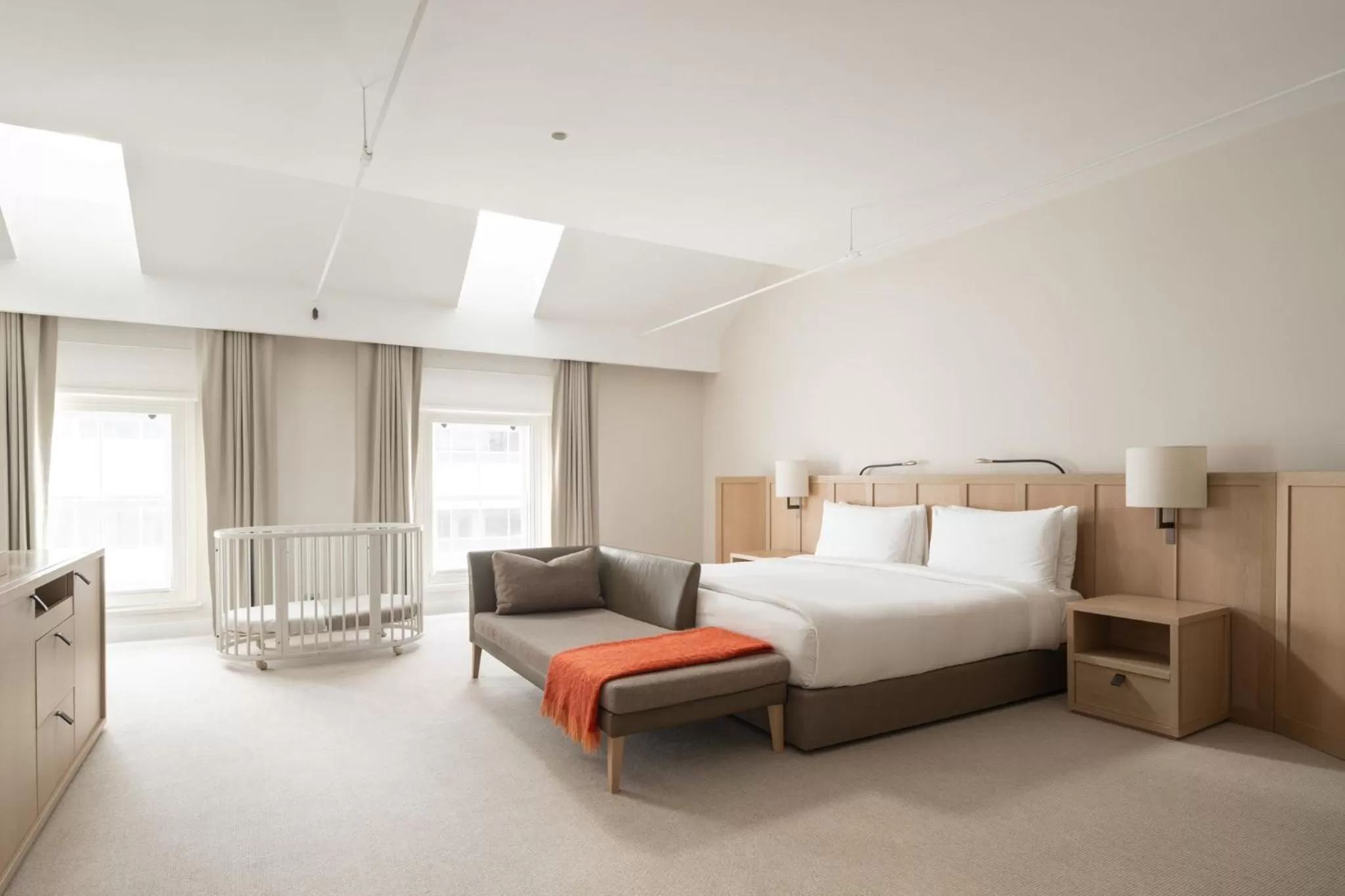 Photo of the whole room, Bed in COMO The Treasury