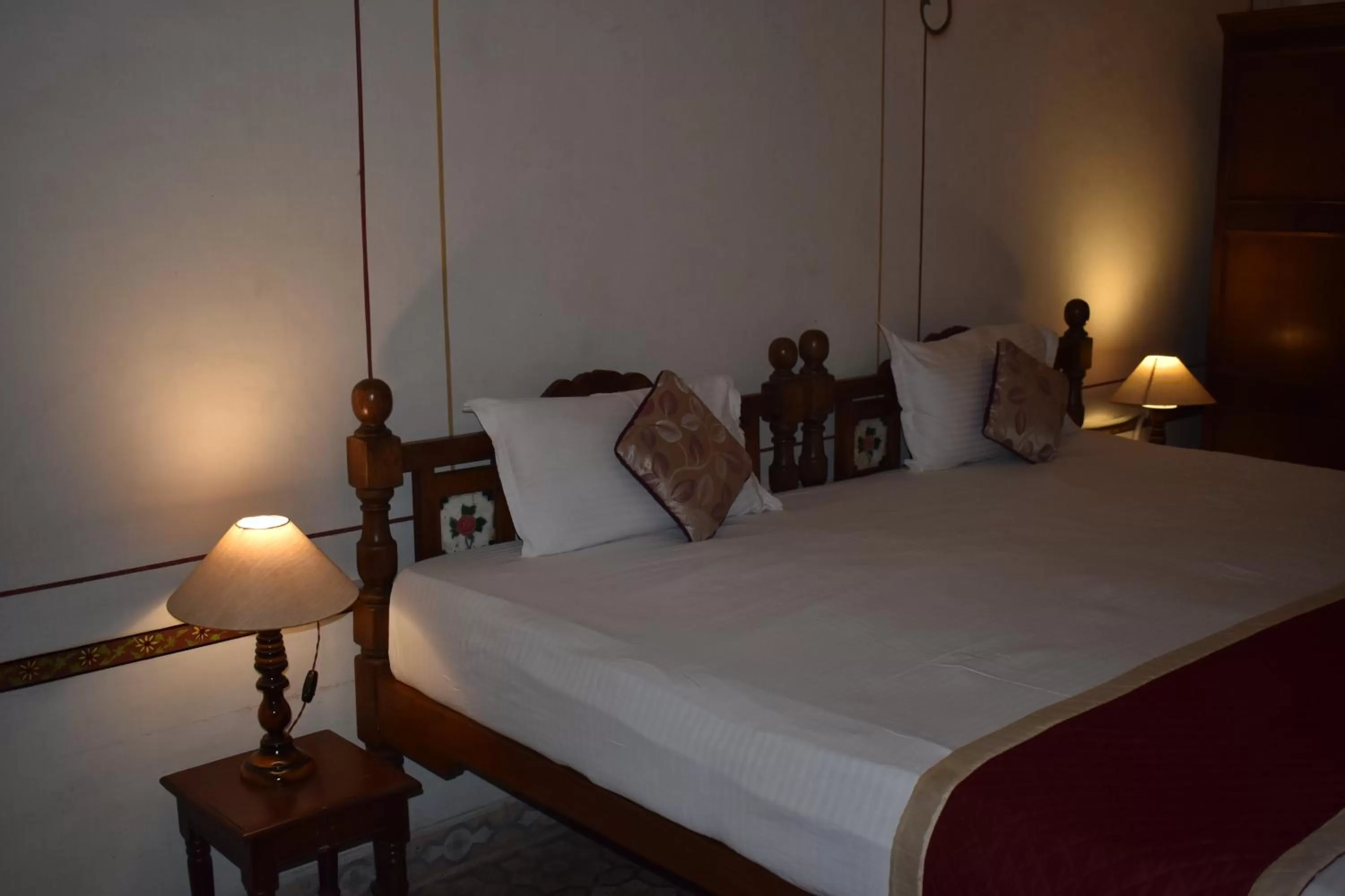 Bedroom, Bed in Hotel Nawal Sagar Palace - Bundi