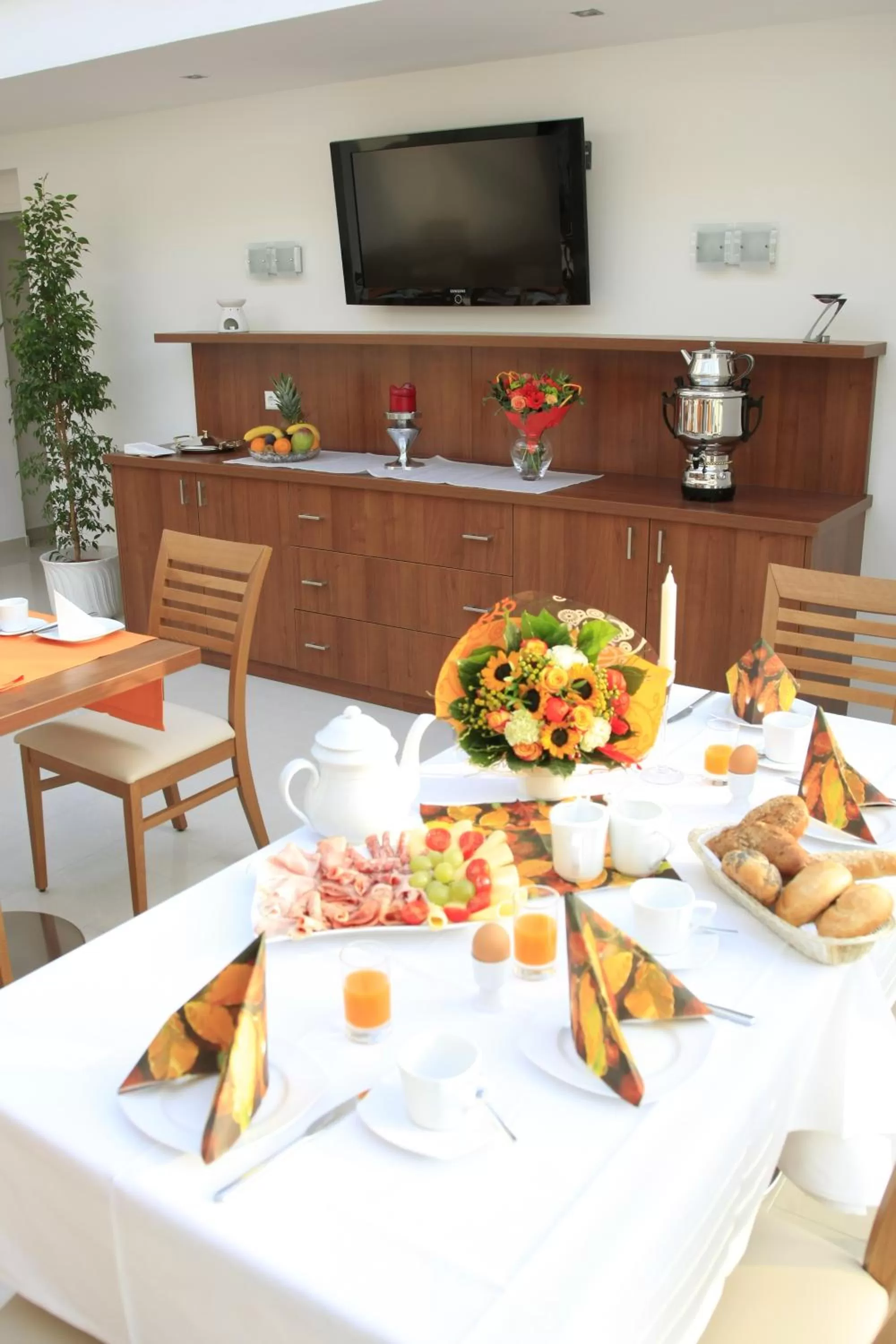 Restaurant/places to eat, TV/Entertainment Center in City-Hotel Mödling