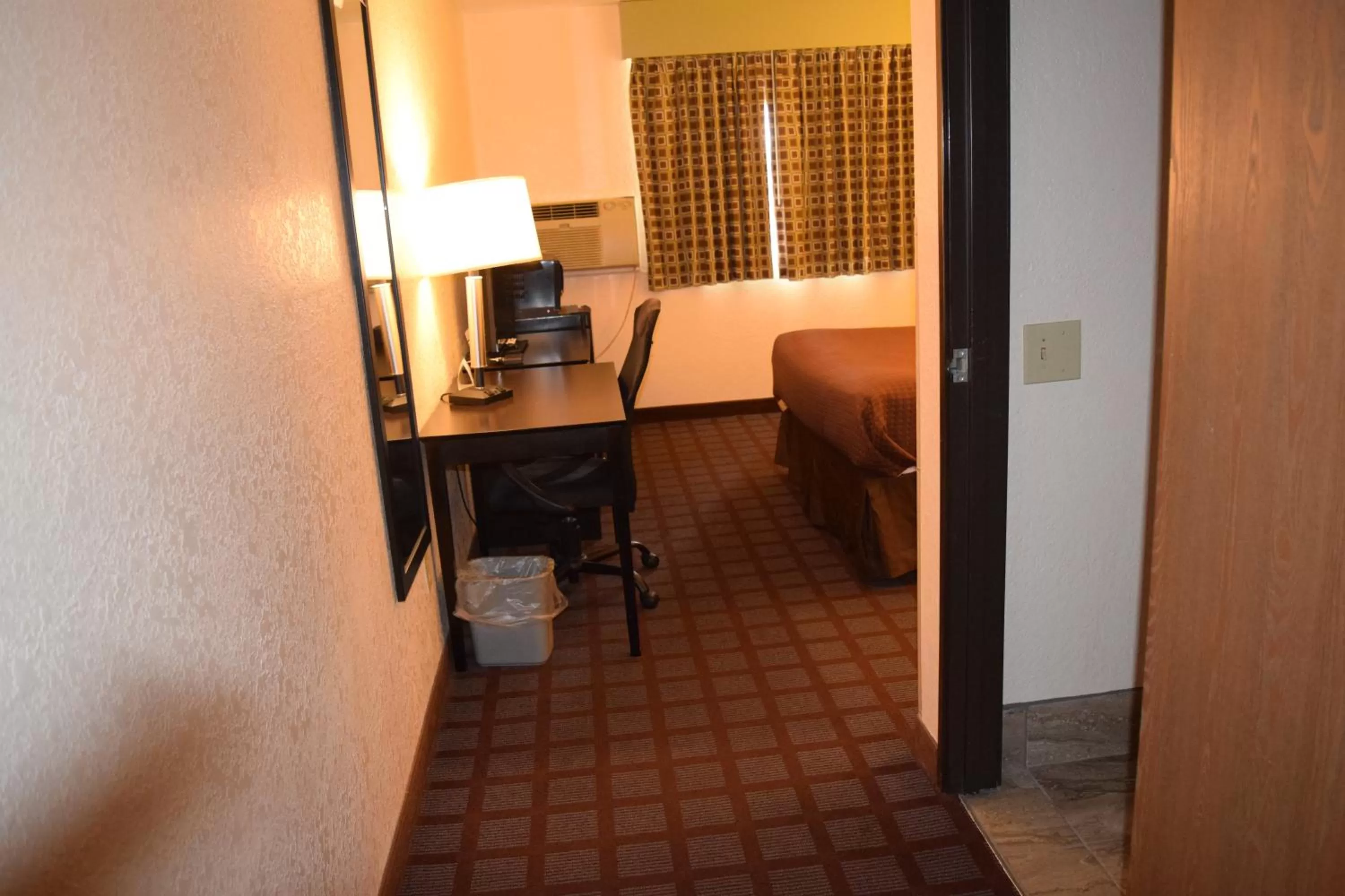 Photo of the whole room, Bed in Super 8 by Wyndham Saginaw