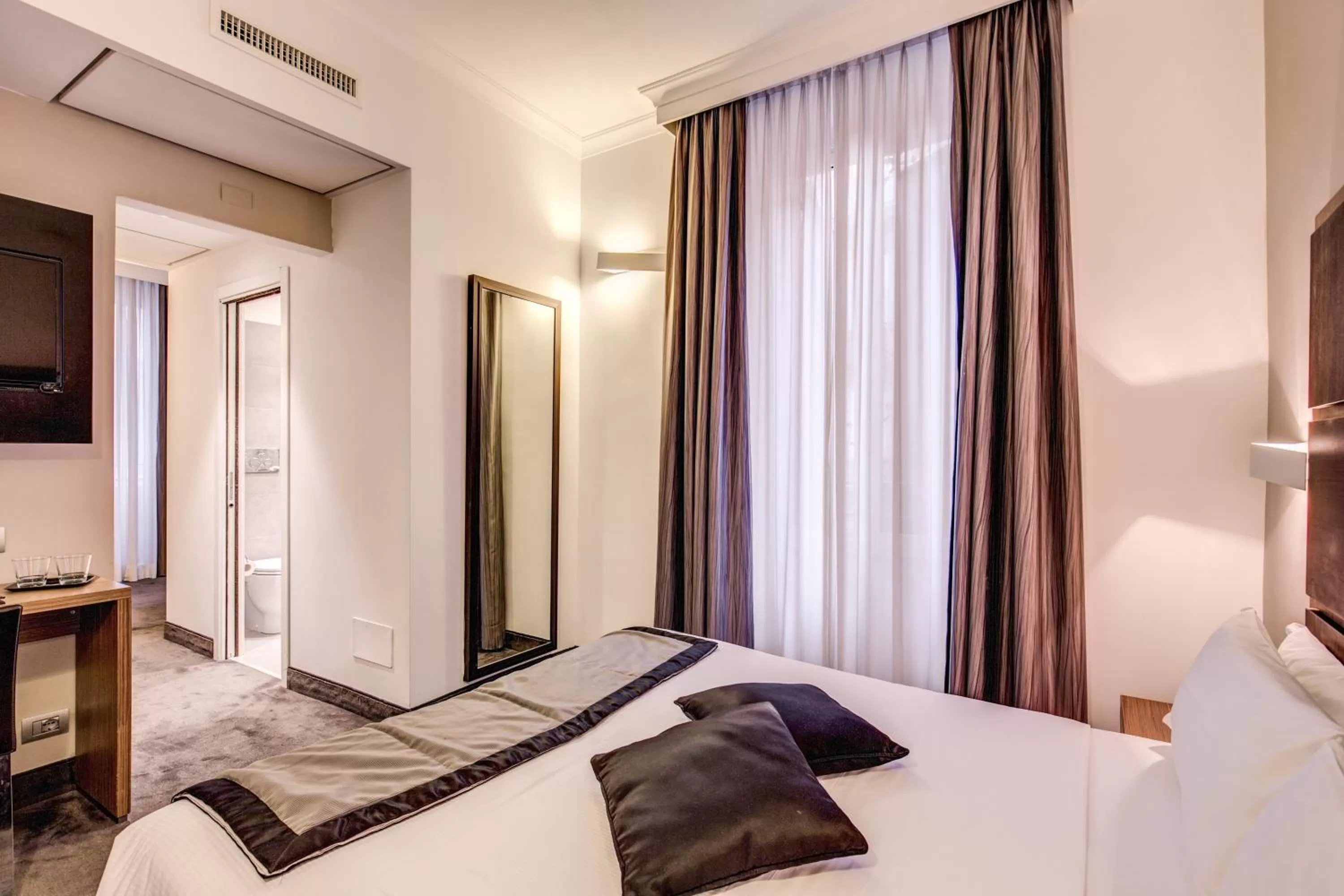 Decorative detail, Bed in Hotel Trevi - Gruppo Trevi Hotels