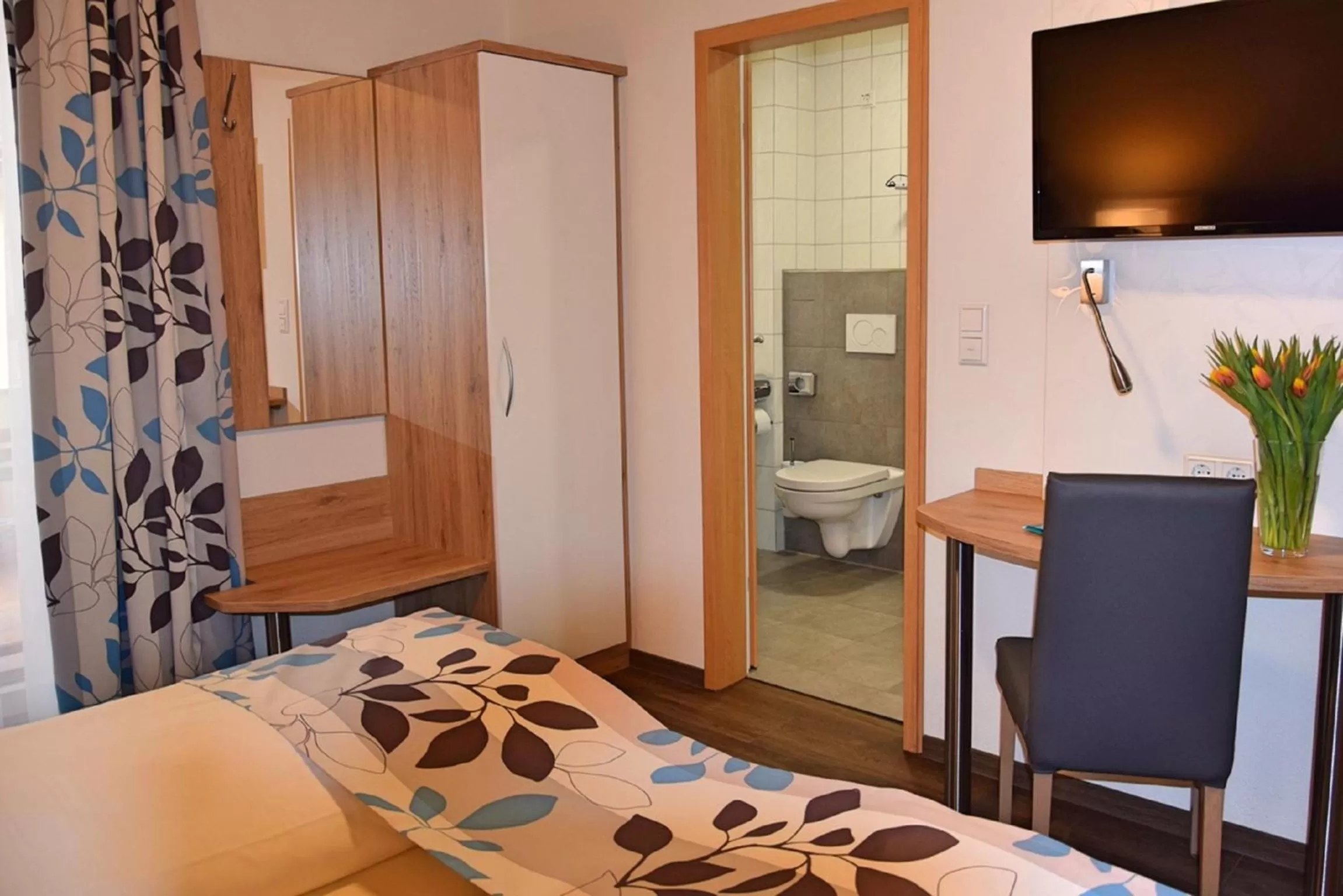 Bedroom, TV/Entertainment Center in Cafe-Hotel Altreuter