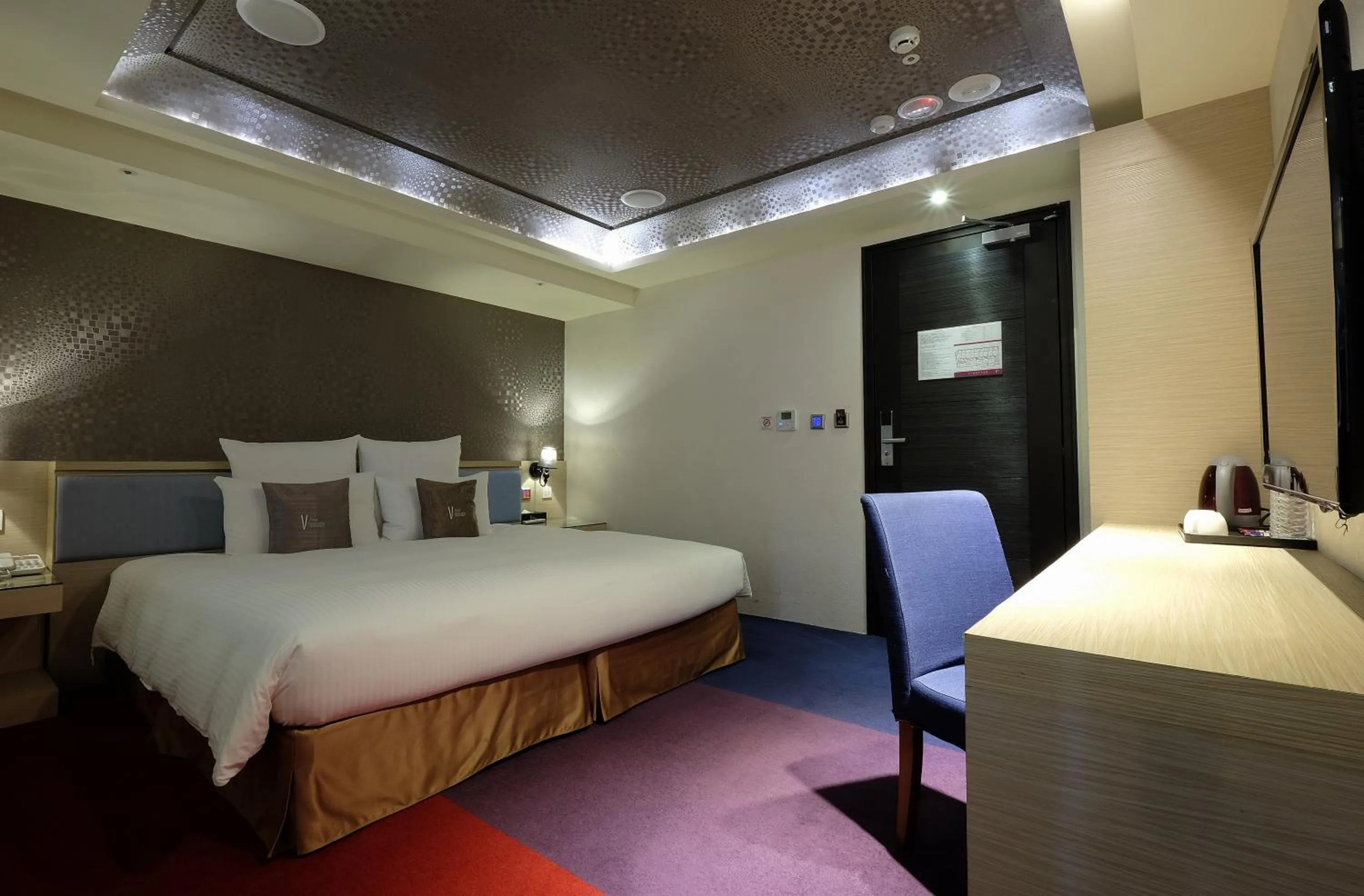 Photo of the whole room, Bed in V-one Vogue Hotel