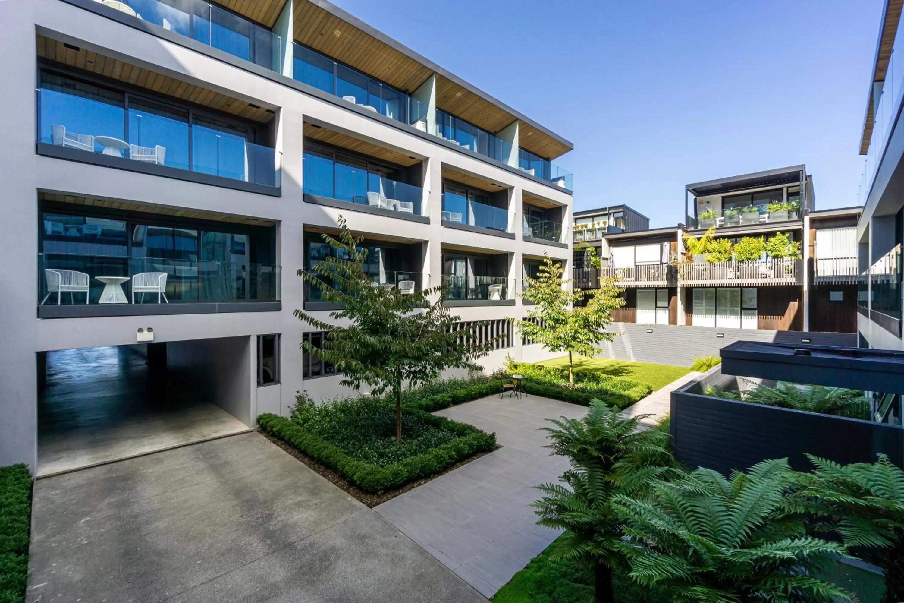 Inner courtyard view in FERNZ Motel & Apartments Birkenhead