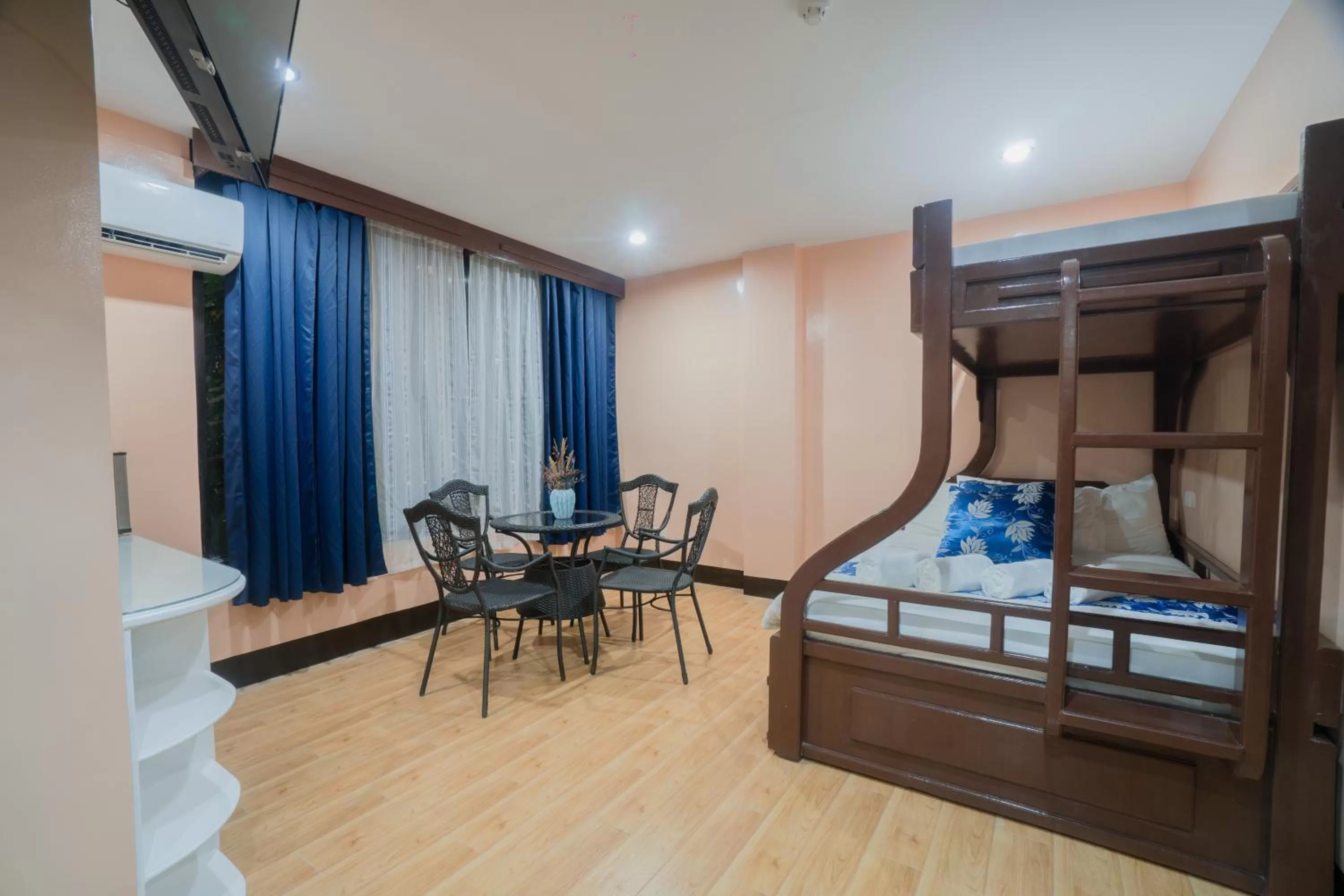 bunk bed, Bed in Skylodge Resort