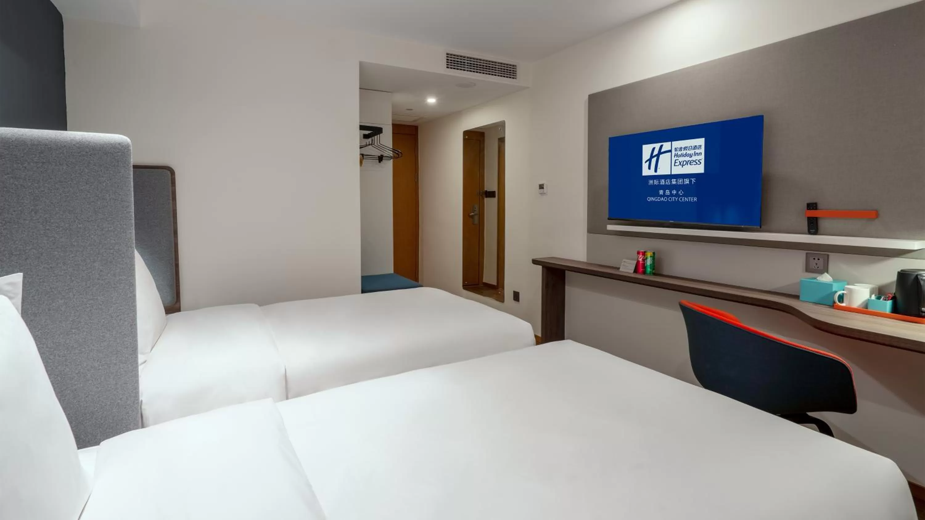 Photo of the whole room, Bed in Holiday Inn Express Qingdao City Center by IHG