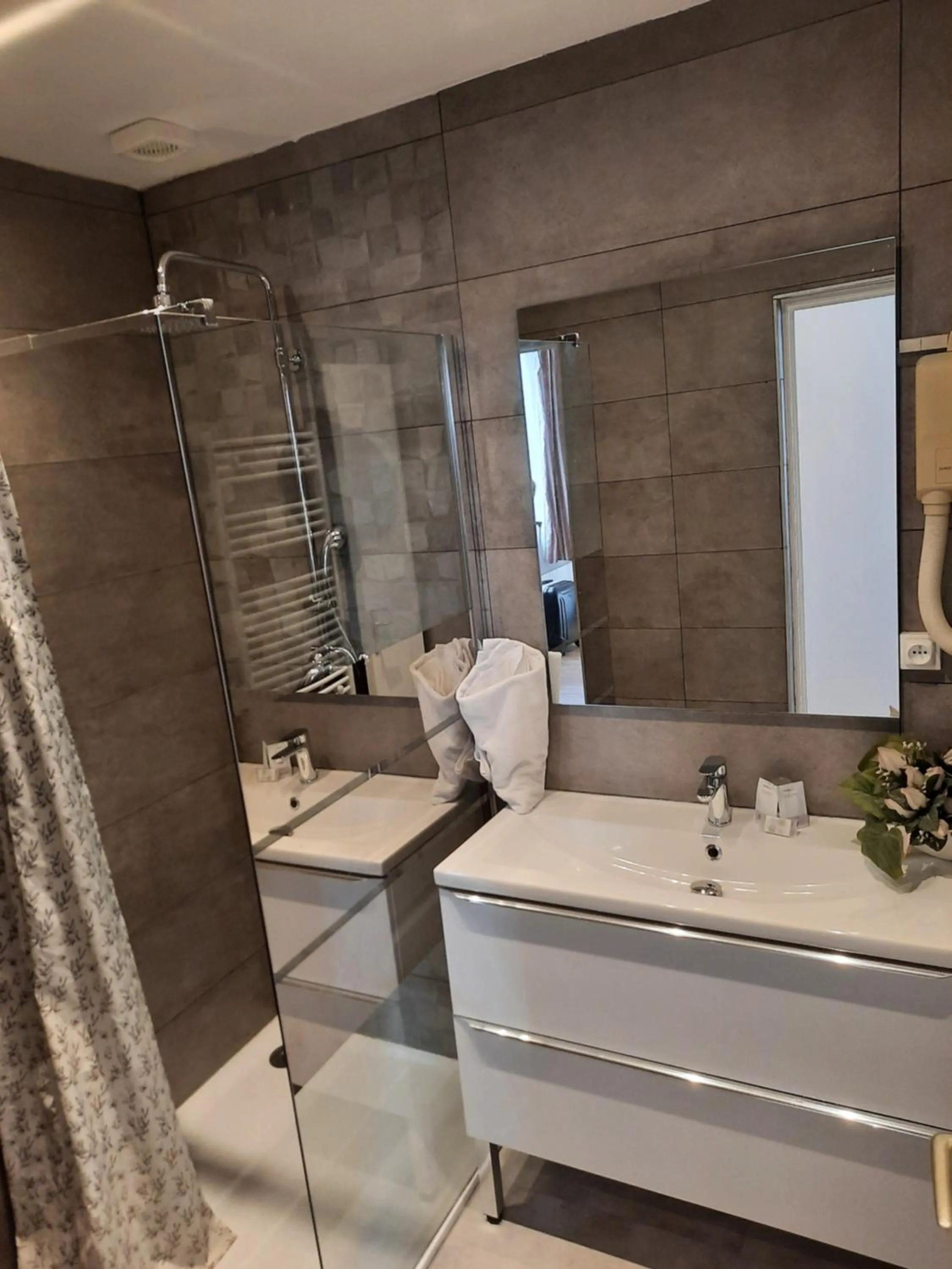 Bathroom in Le Clémenceau Hôtel et Appart'hôtel & Restaurant "Gare Sncf" centre ville