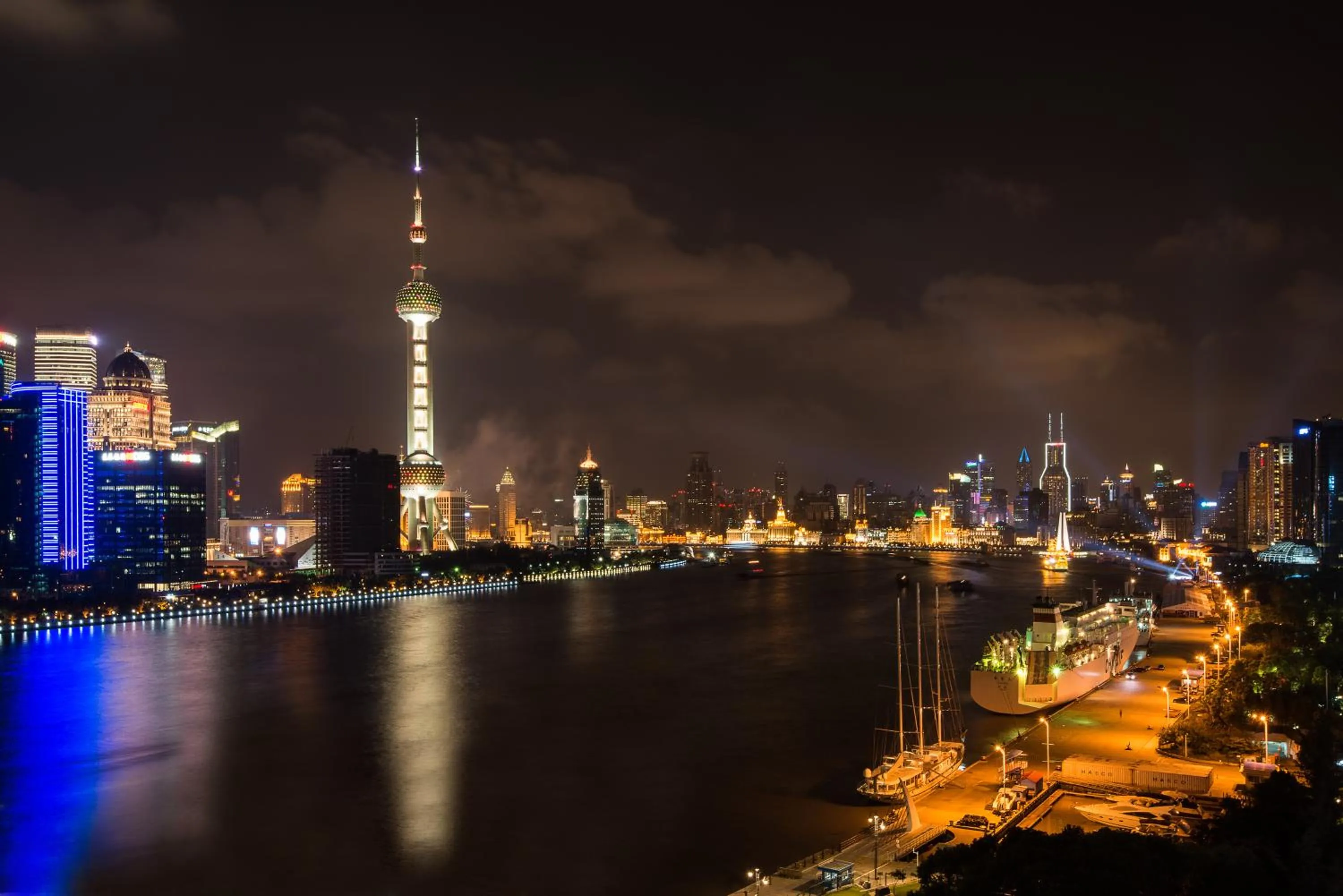 River view in Banyantree Shanghai On the Bund - Tales rooftop bar boasts a jaw-dropping panoramic vista