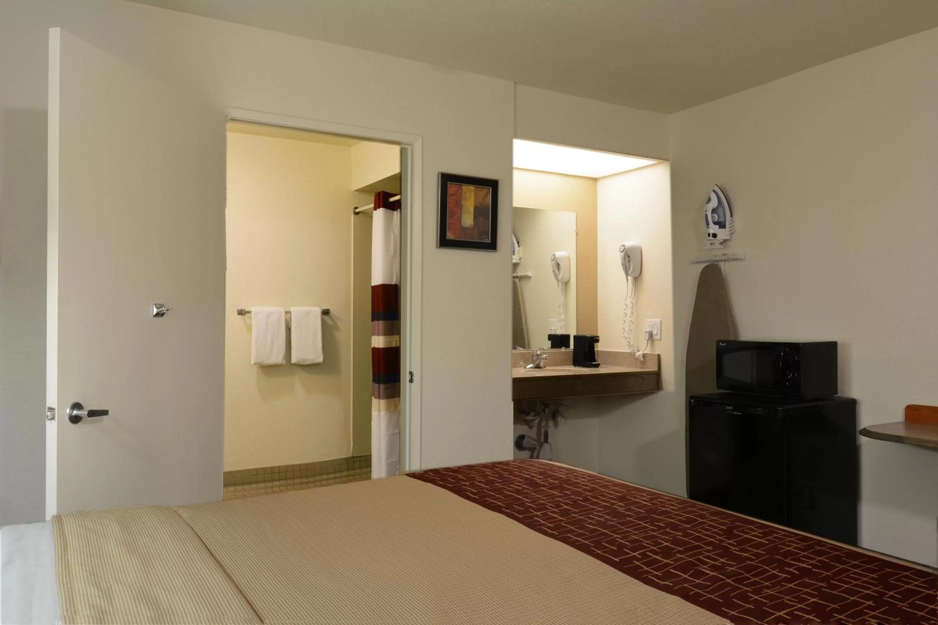 Photo of the whole room, Bed in Red Roof Inn San Dimas - Fairplex