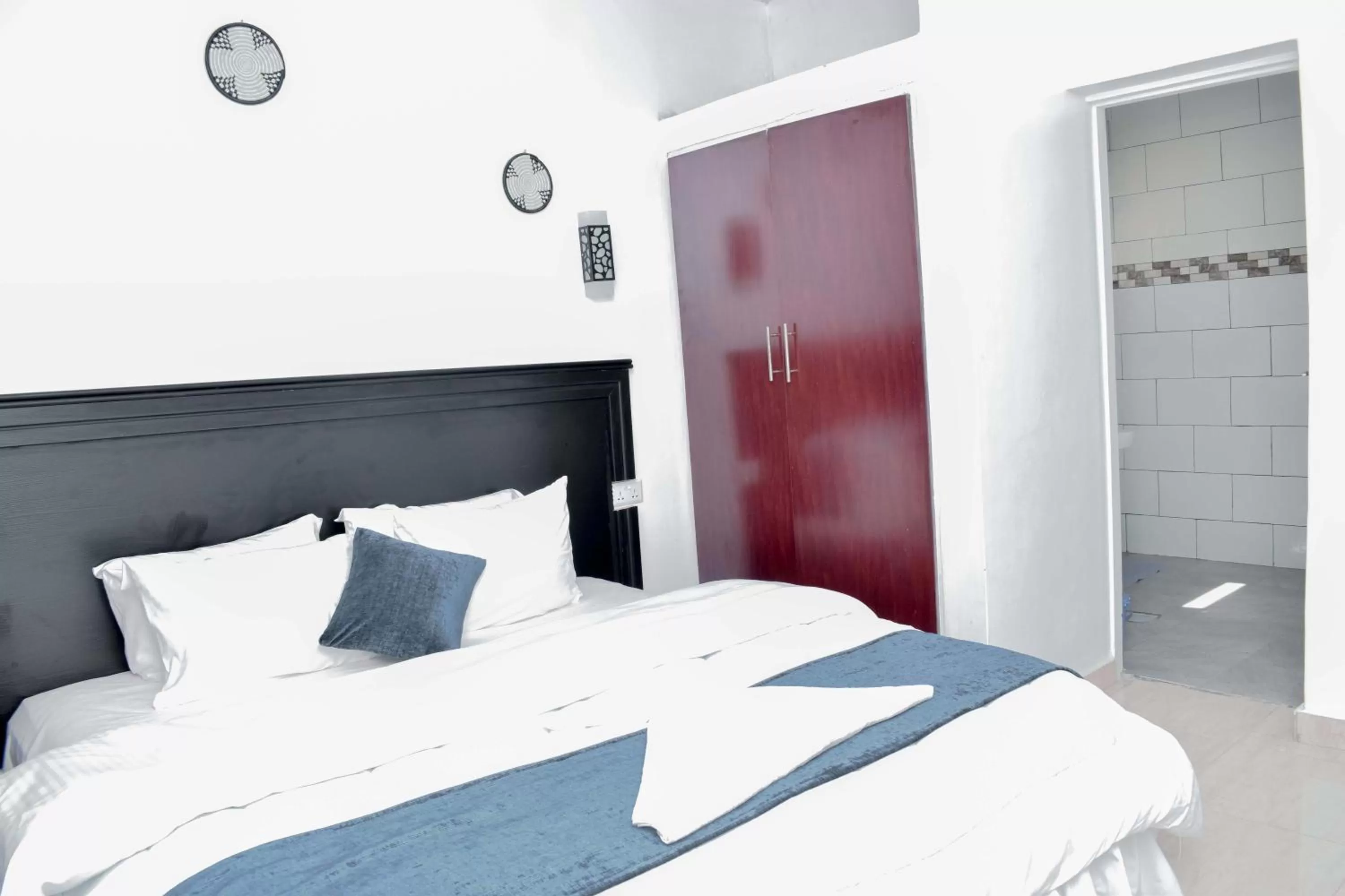 Bed in INZOZI AFRICA HOUSE B&B-Gishushu