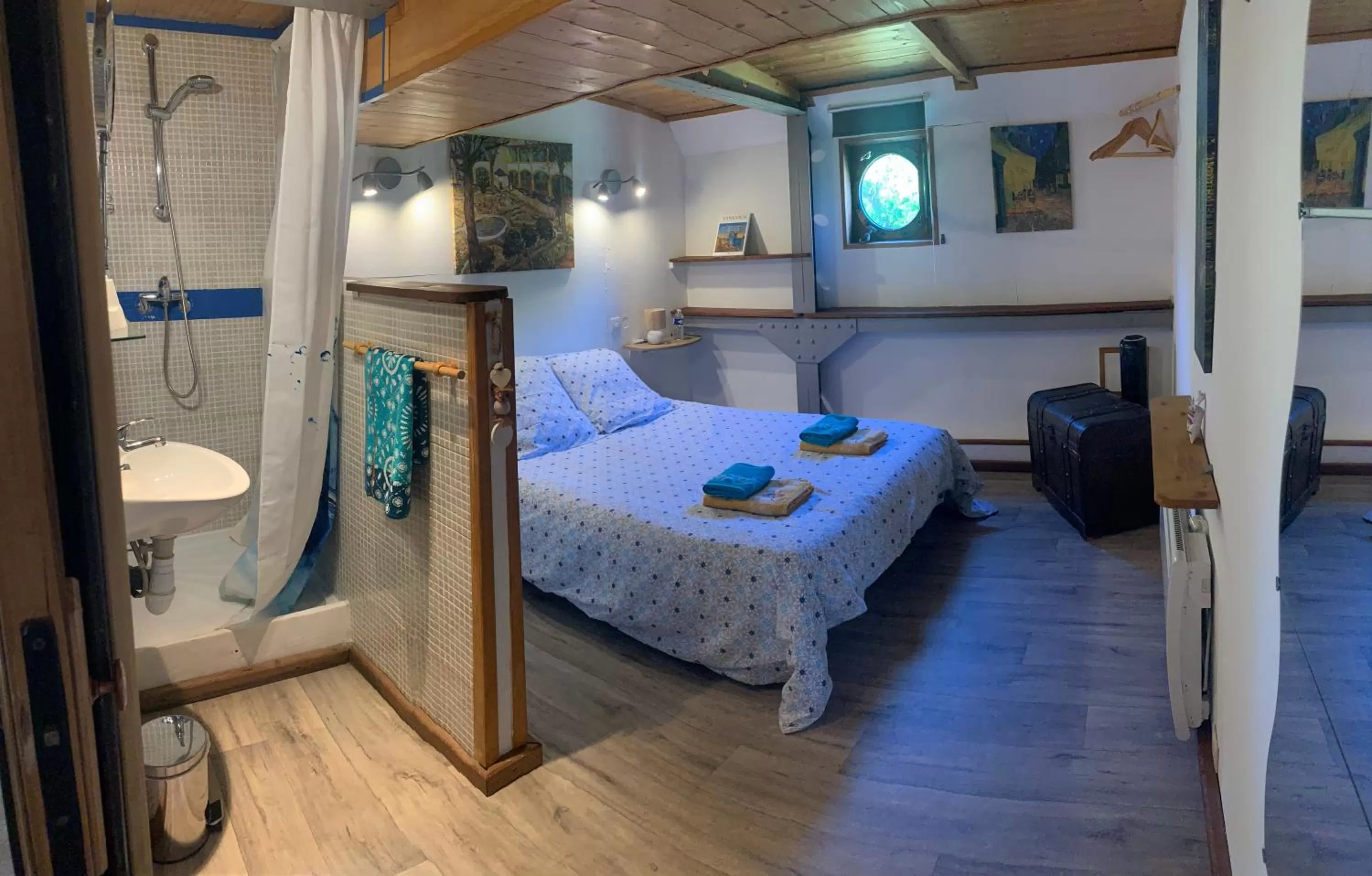 Double Room with Private Bathroom in Péniche Le Pescalune - Chambre d'hôtes