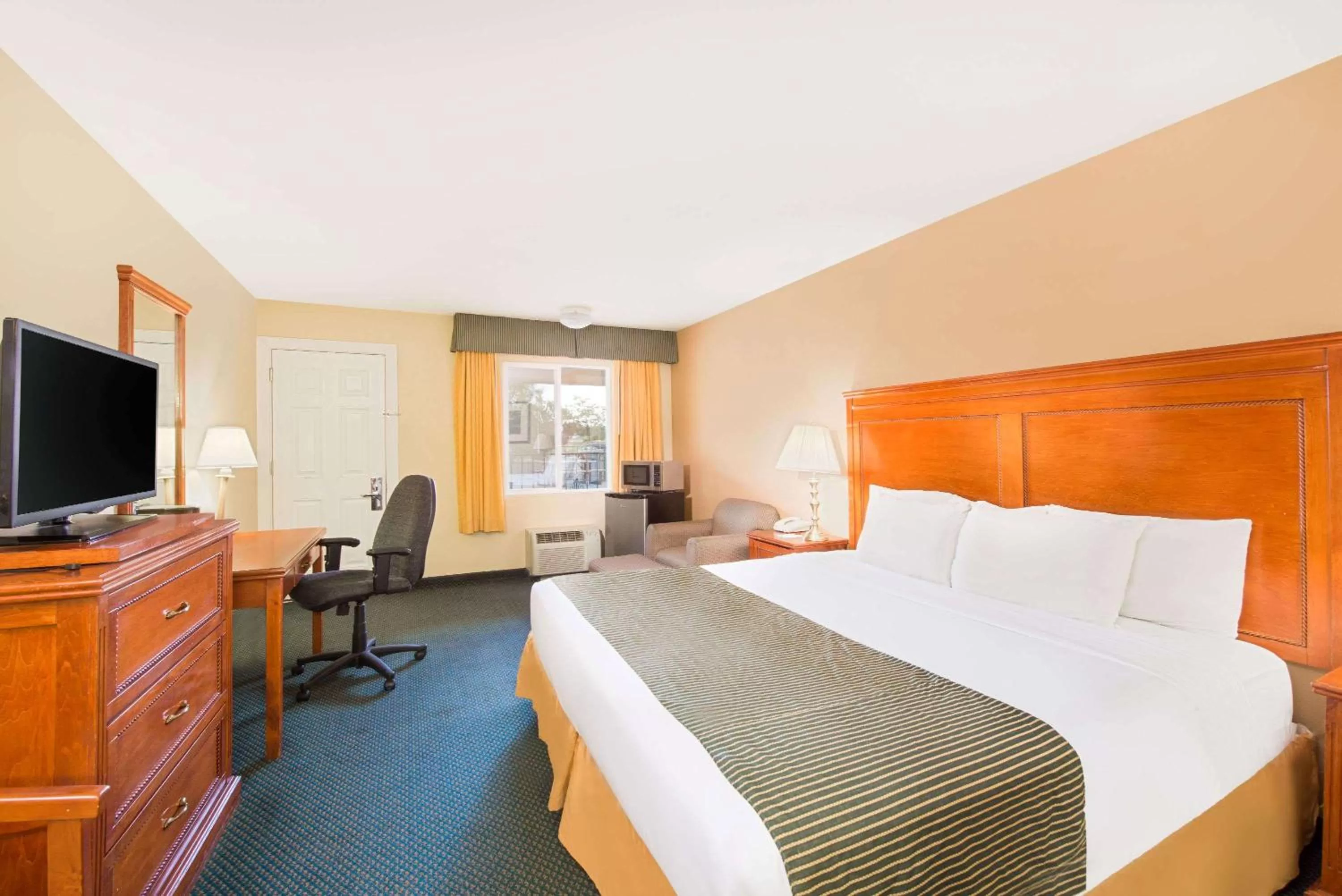 Photo of the whole room, Bed in Ramada by Wyndham Flagstaff East