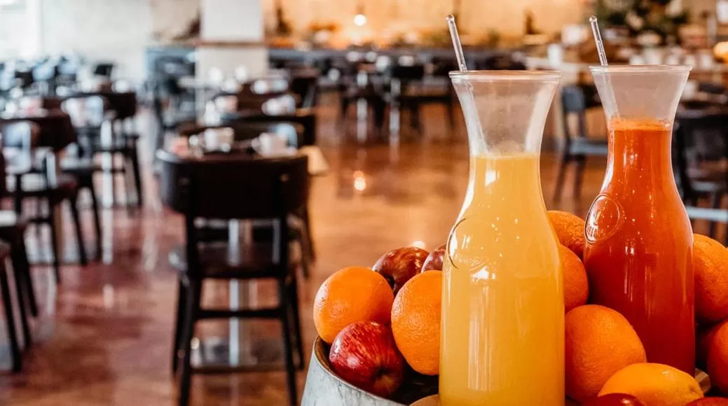 Food and drinks in Crowne Plaza Tel Aviv Beach by IHG