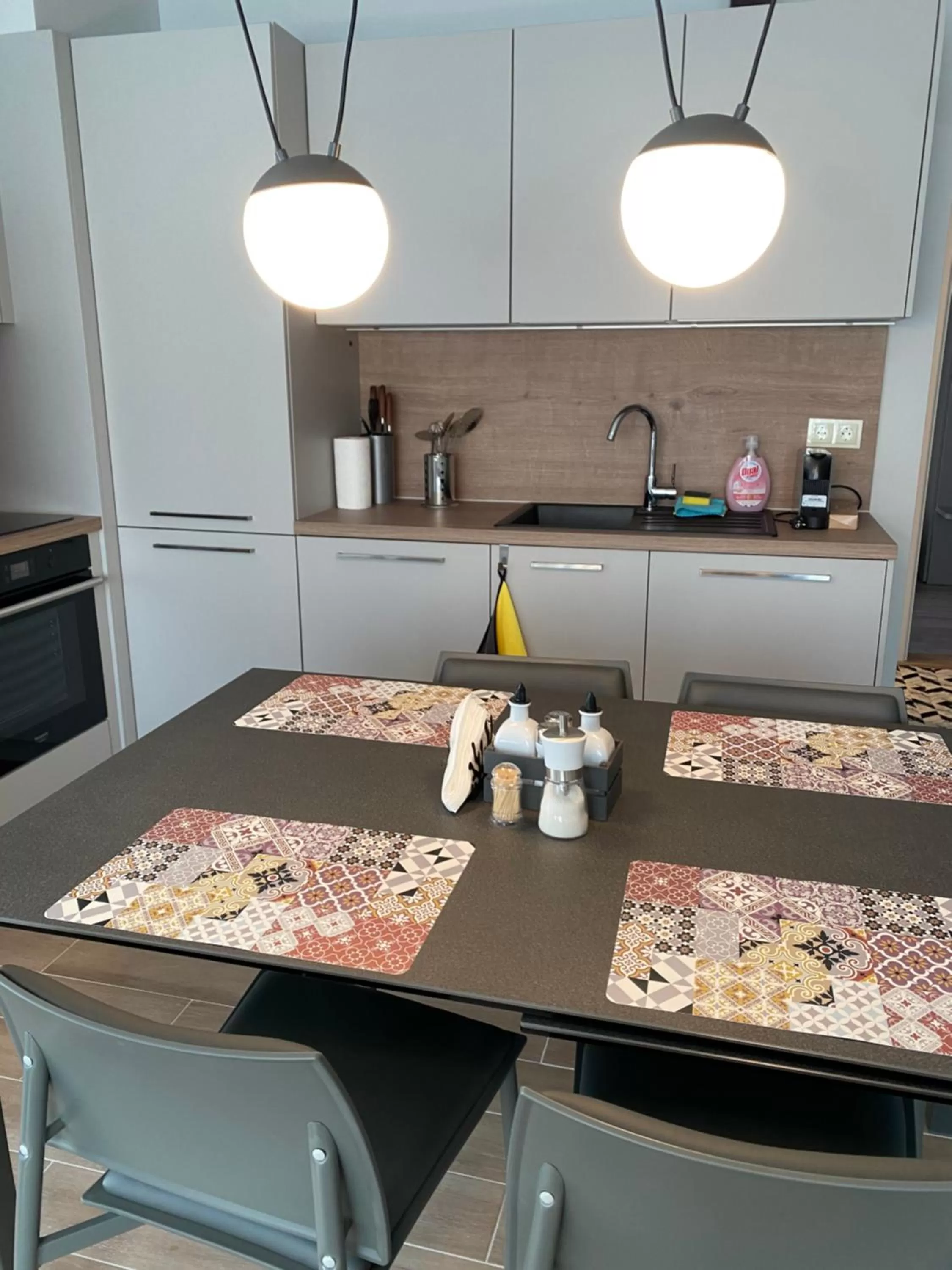 Coffee/tea facilities, Kitchen/Kitchenette in 7th Sense boutique apartments