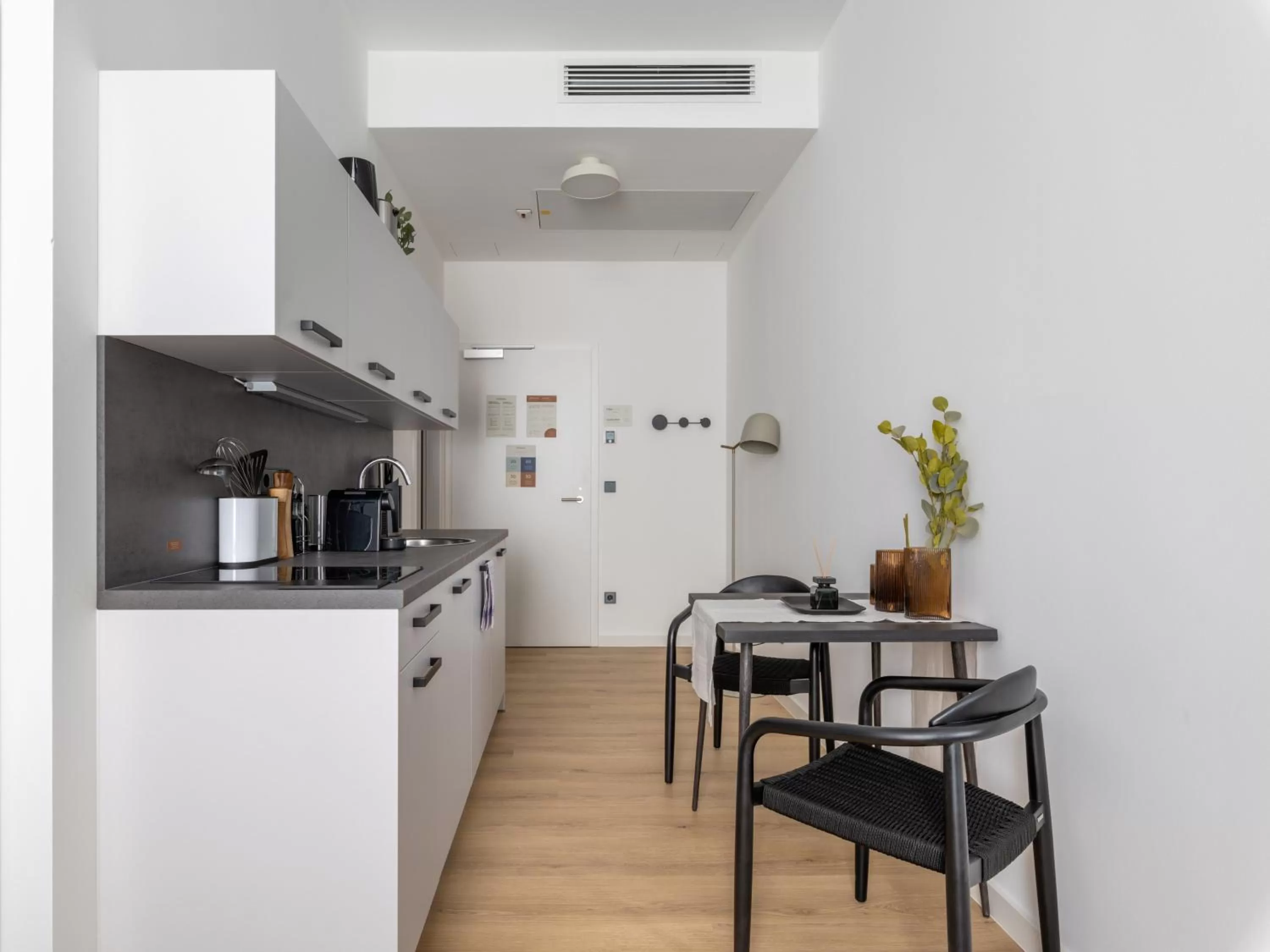 Kitchen or kitchenette in Limehome Rosenheim Gillitzerstraße