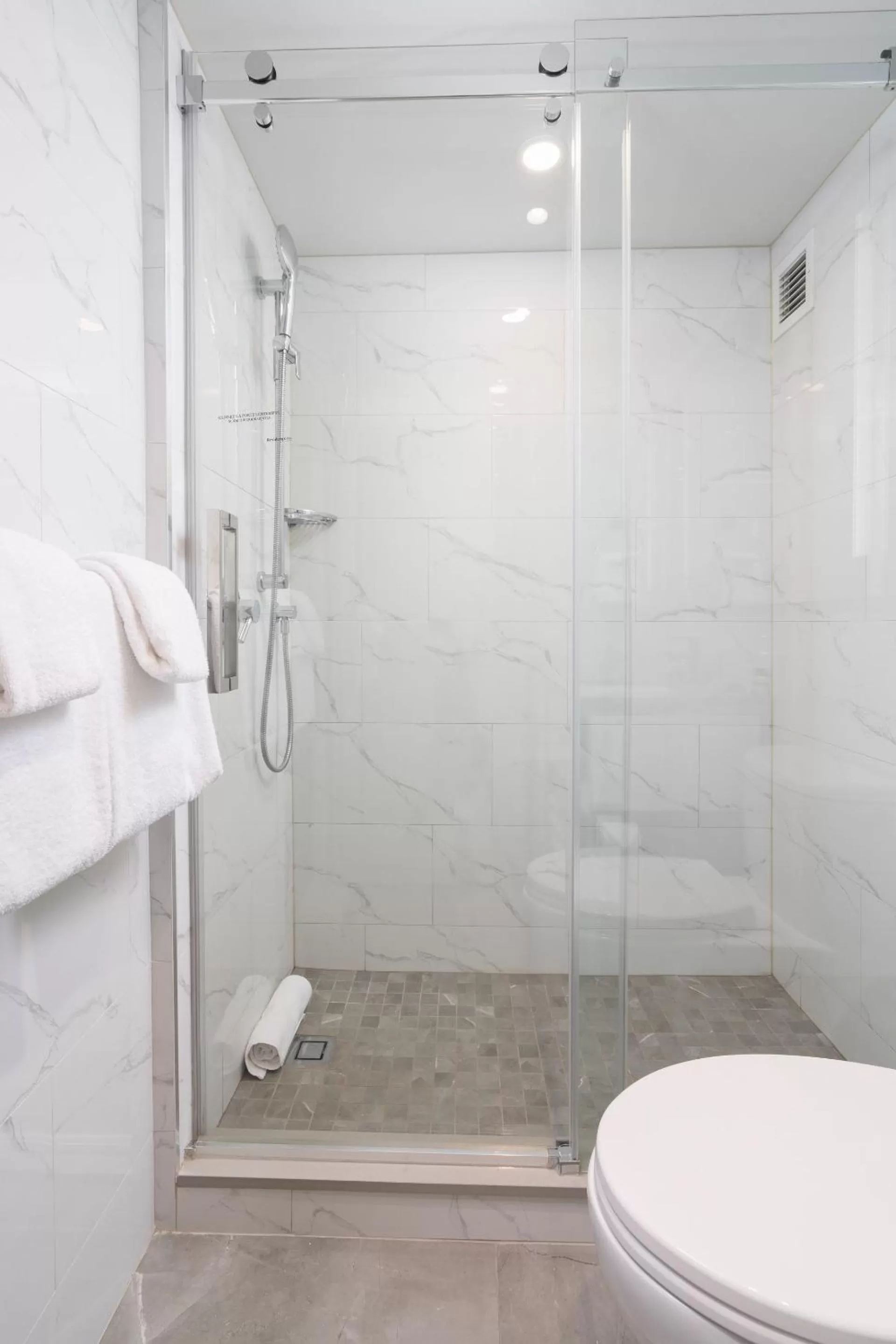 Shower, Bathroom in Hôtel 2170 Lincoln Downtown Montreal