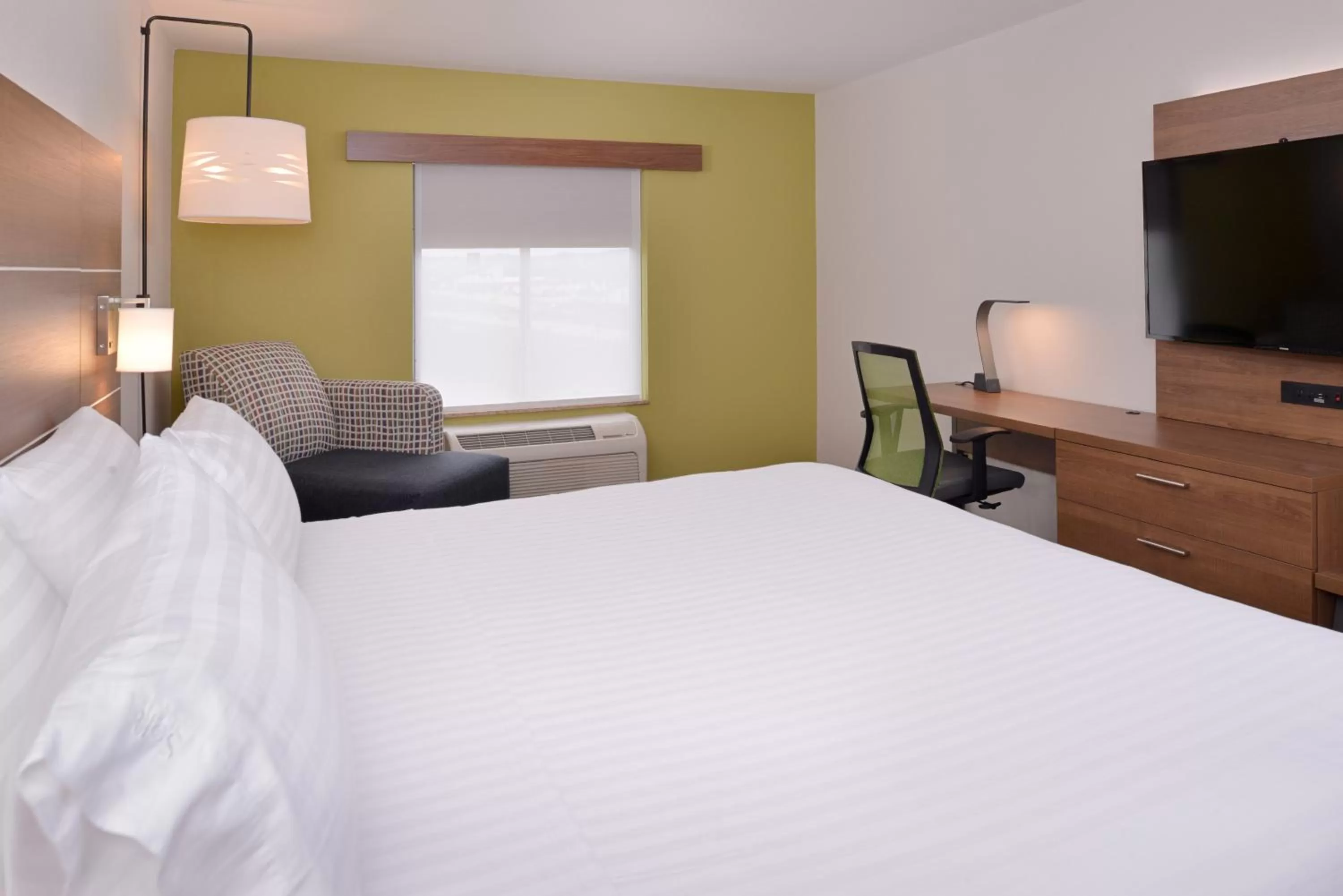 Photo of the whole room, Bed in Holiday Inn Express Mineral Wells by IHG
