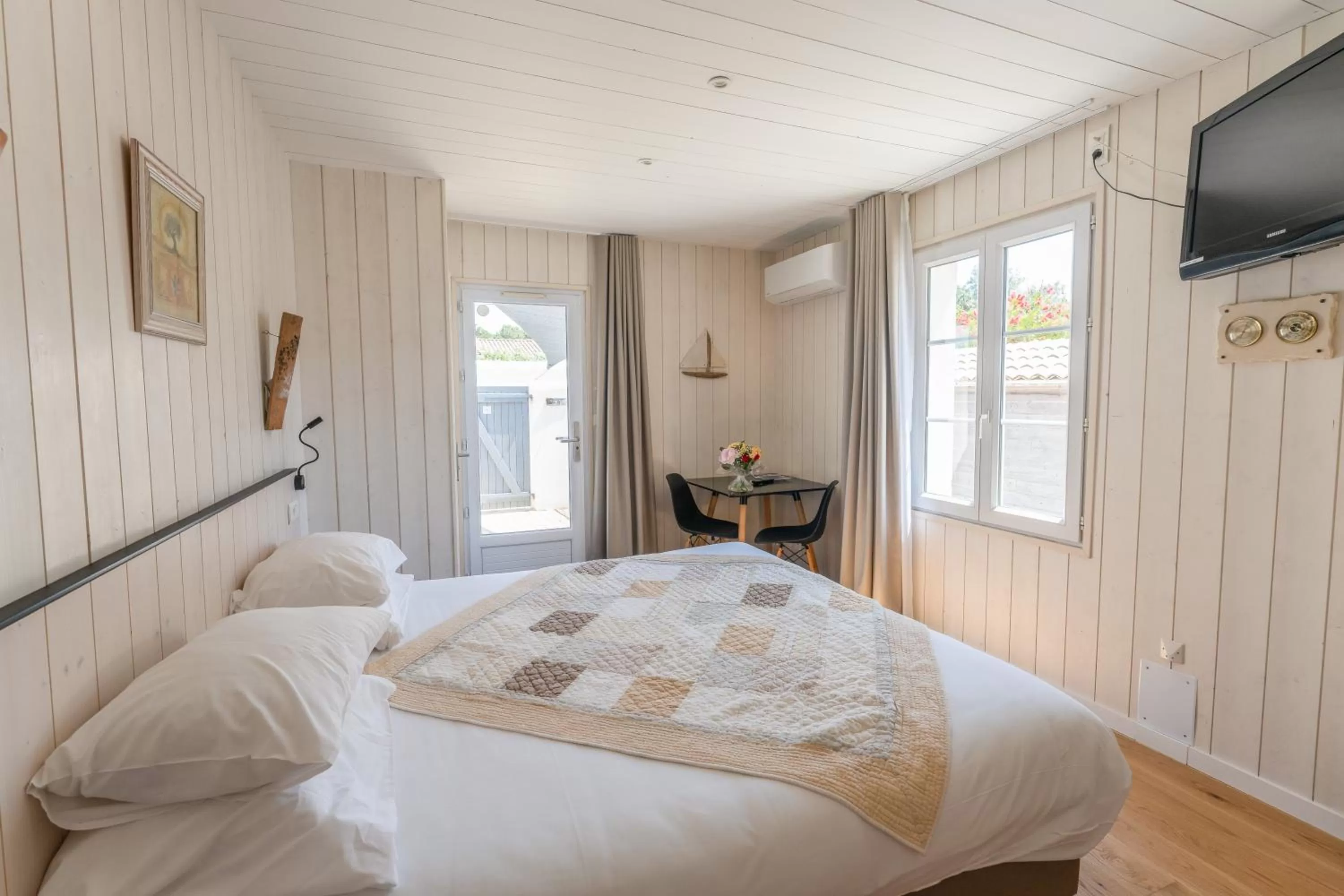 Bed in Hôtel Restaurant & Spa Plaisir