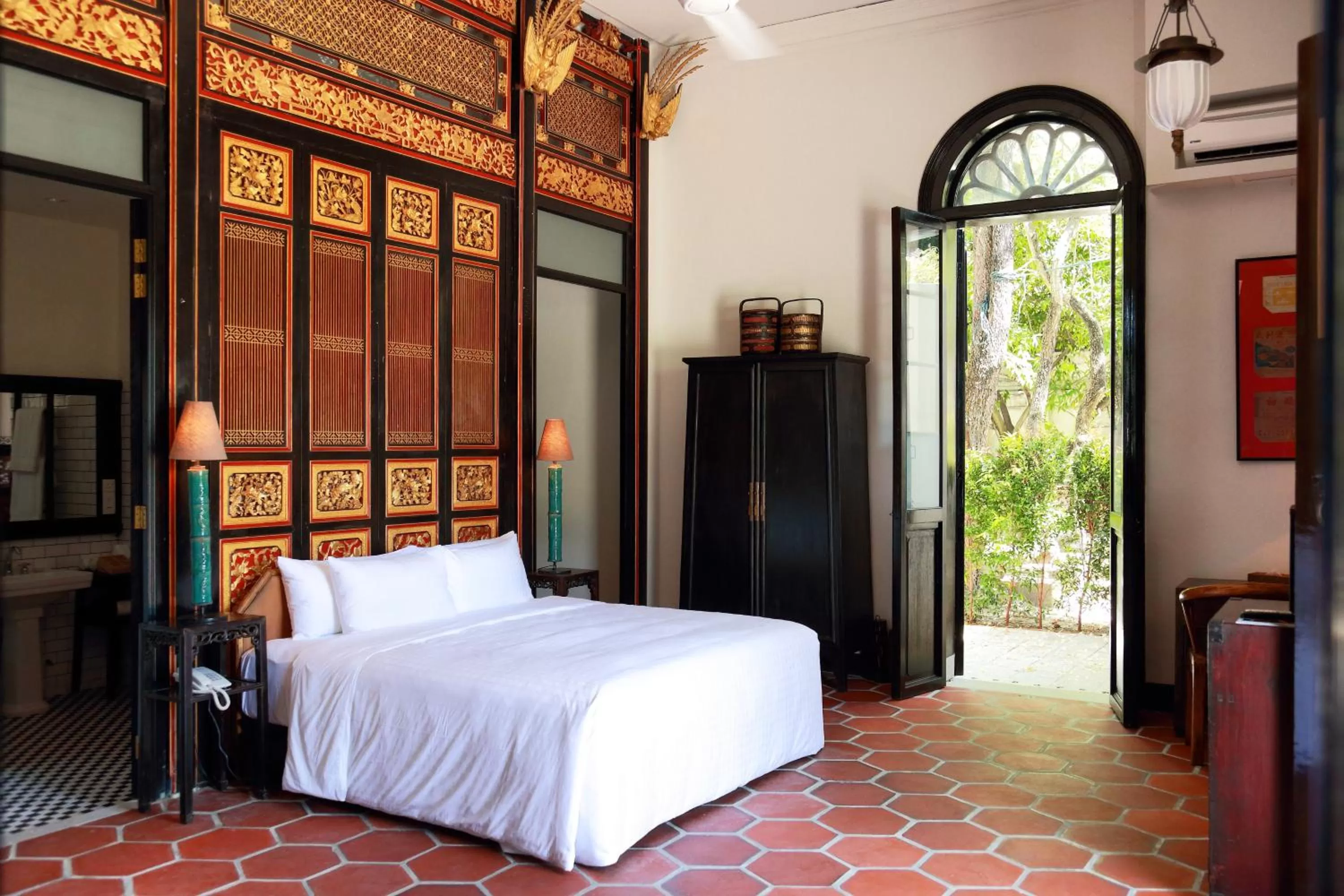 Photo of the whole room, Bed in Cheong Fatt Tze - The Blue Mansion