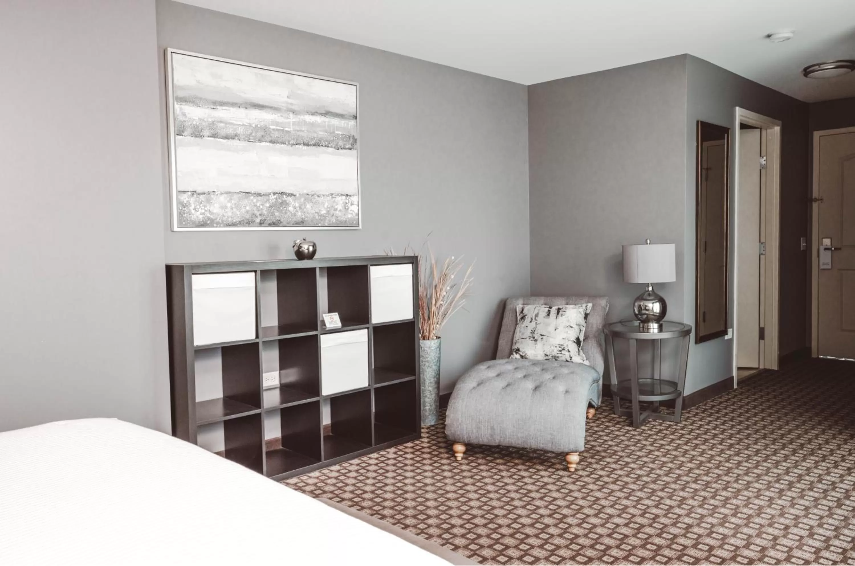 Seating area, Bed in The Inn On Sheridan