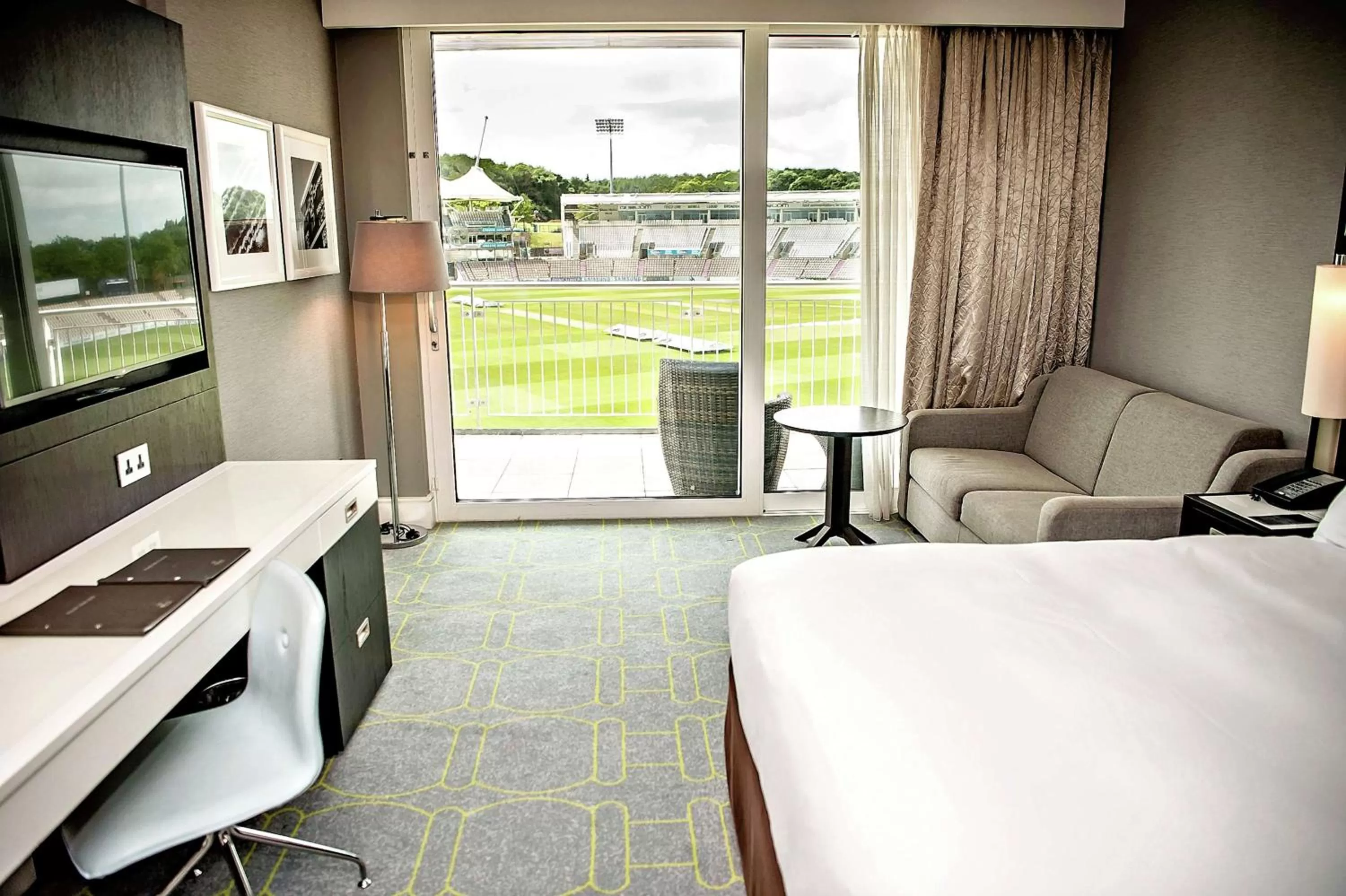 Bedroom, Bed in Hilton Southampton - Utilita Bowl