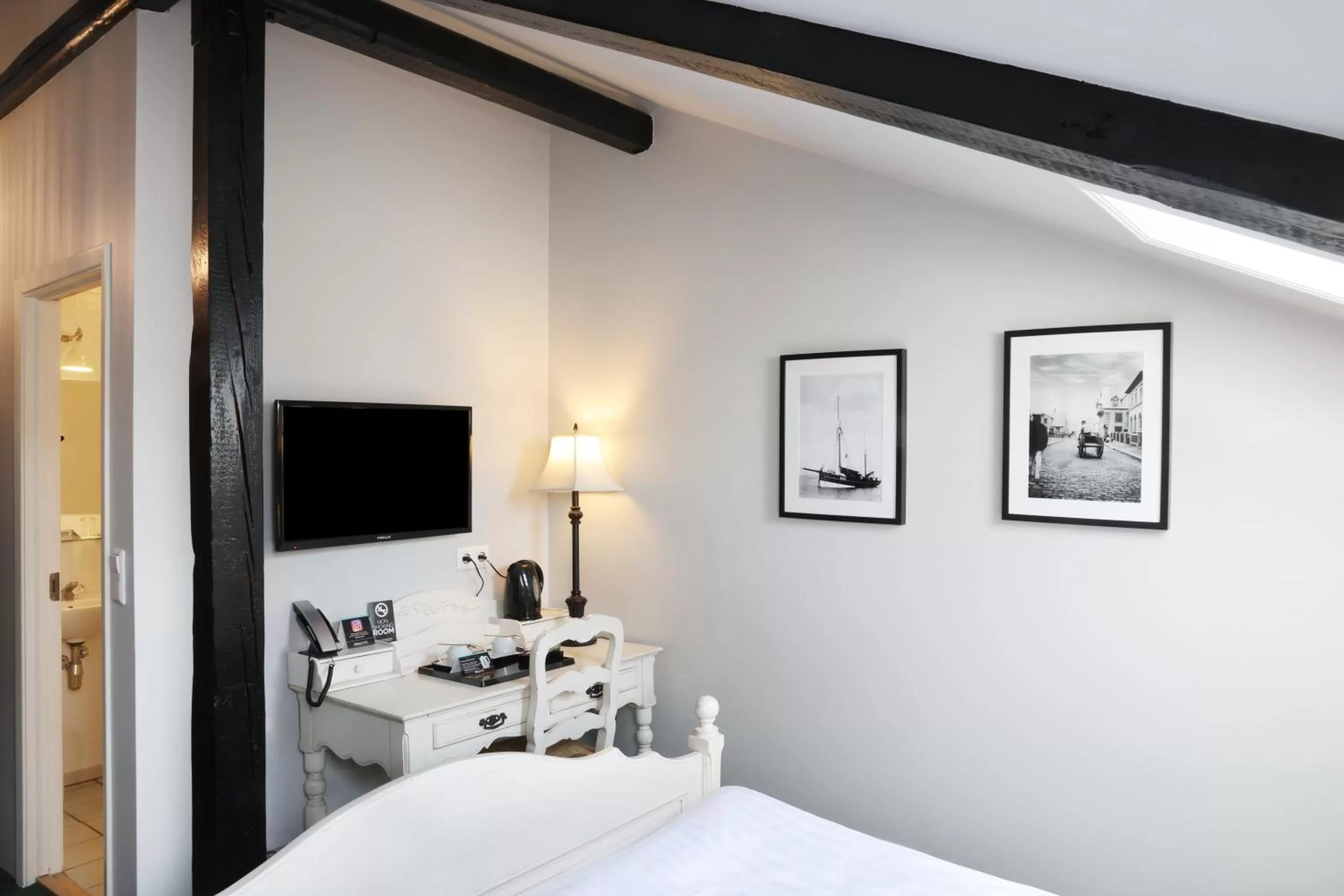 Bedroom, Bed in Fosshotel Baron