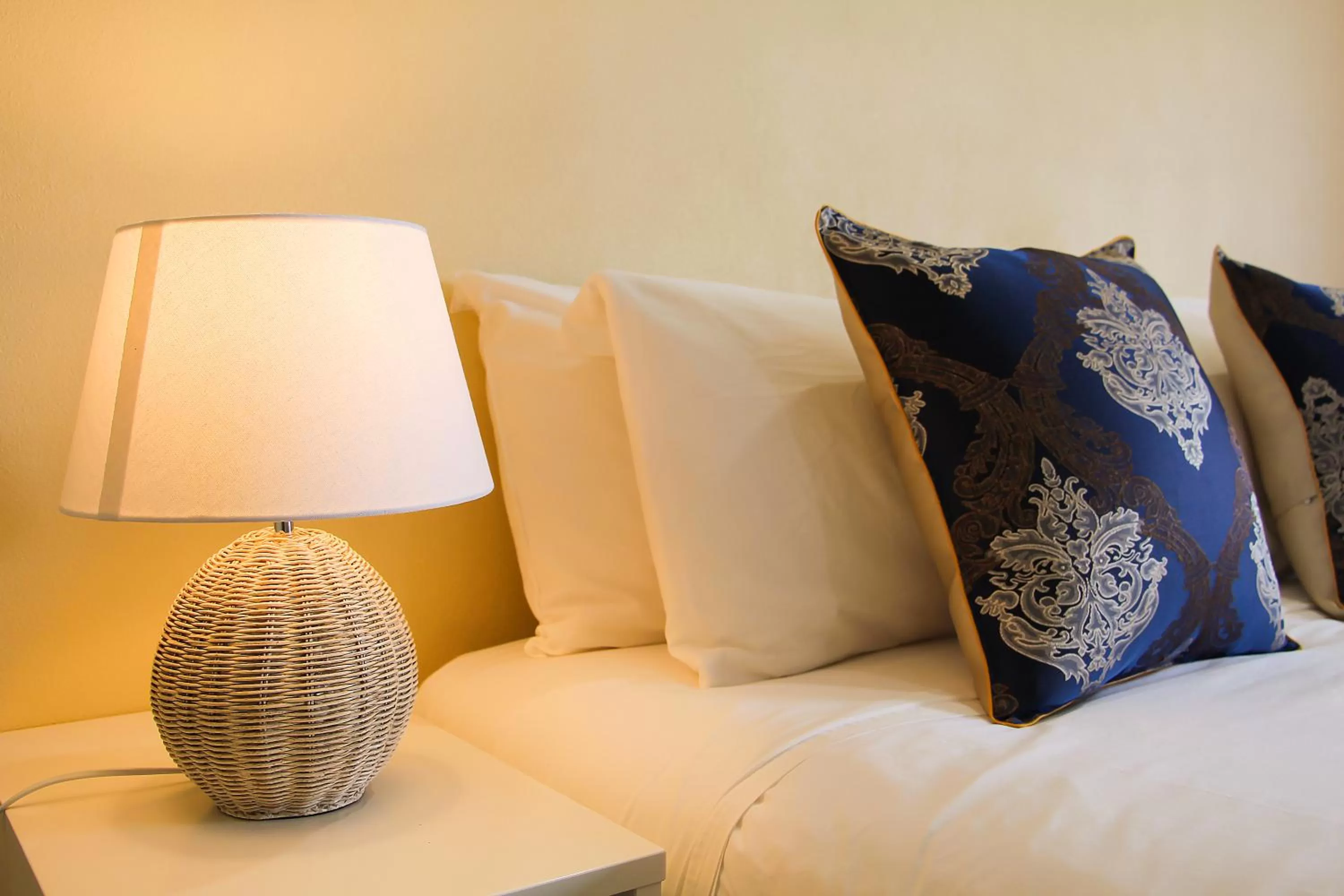 Bedroom, Bed in Motel 359