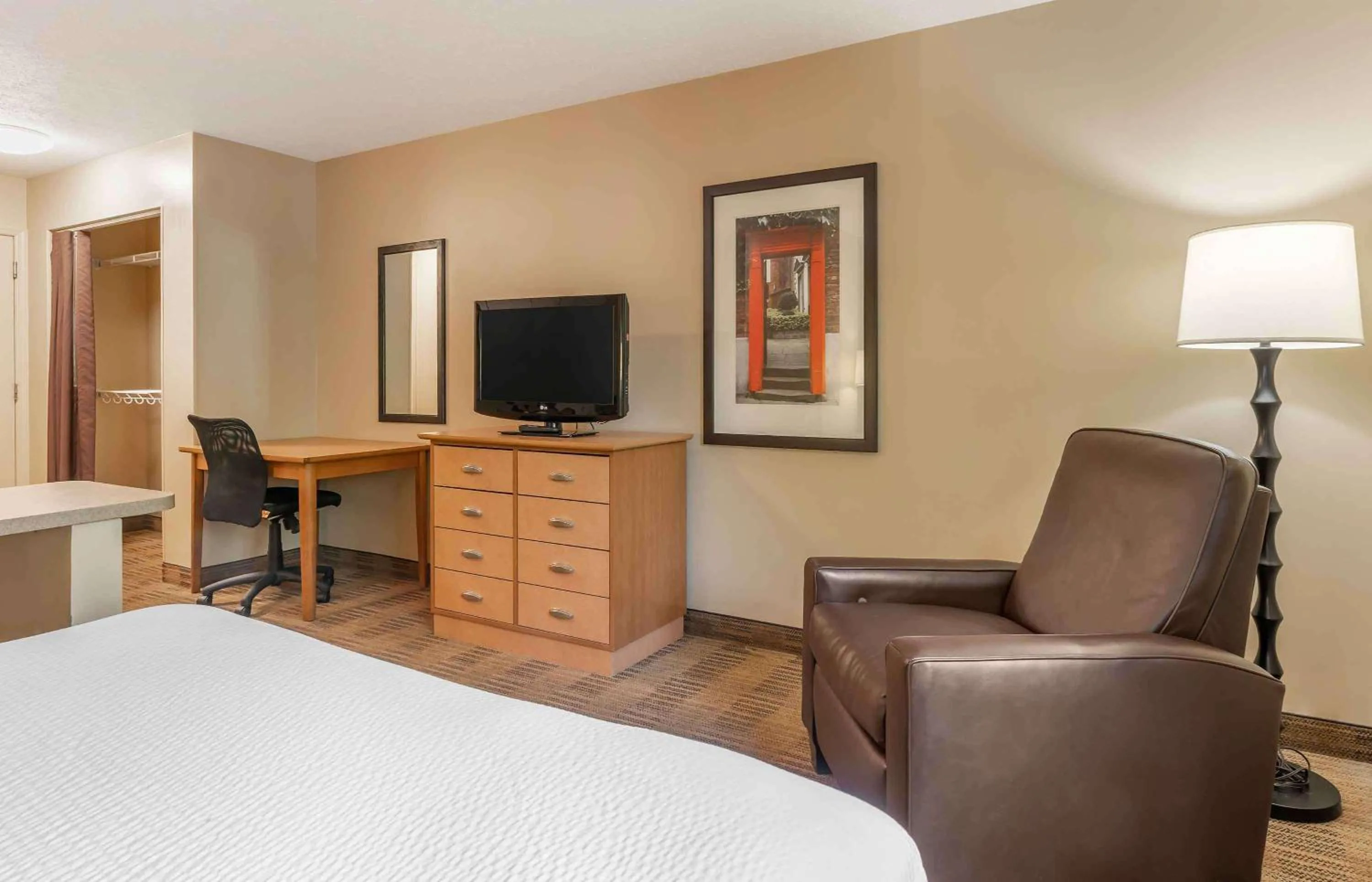 Bedroom, Bed in Studio 6 Suites Charlotte, NC - Tyvola Rd-Executive Park