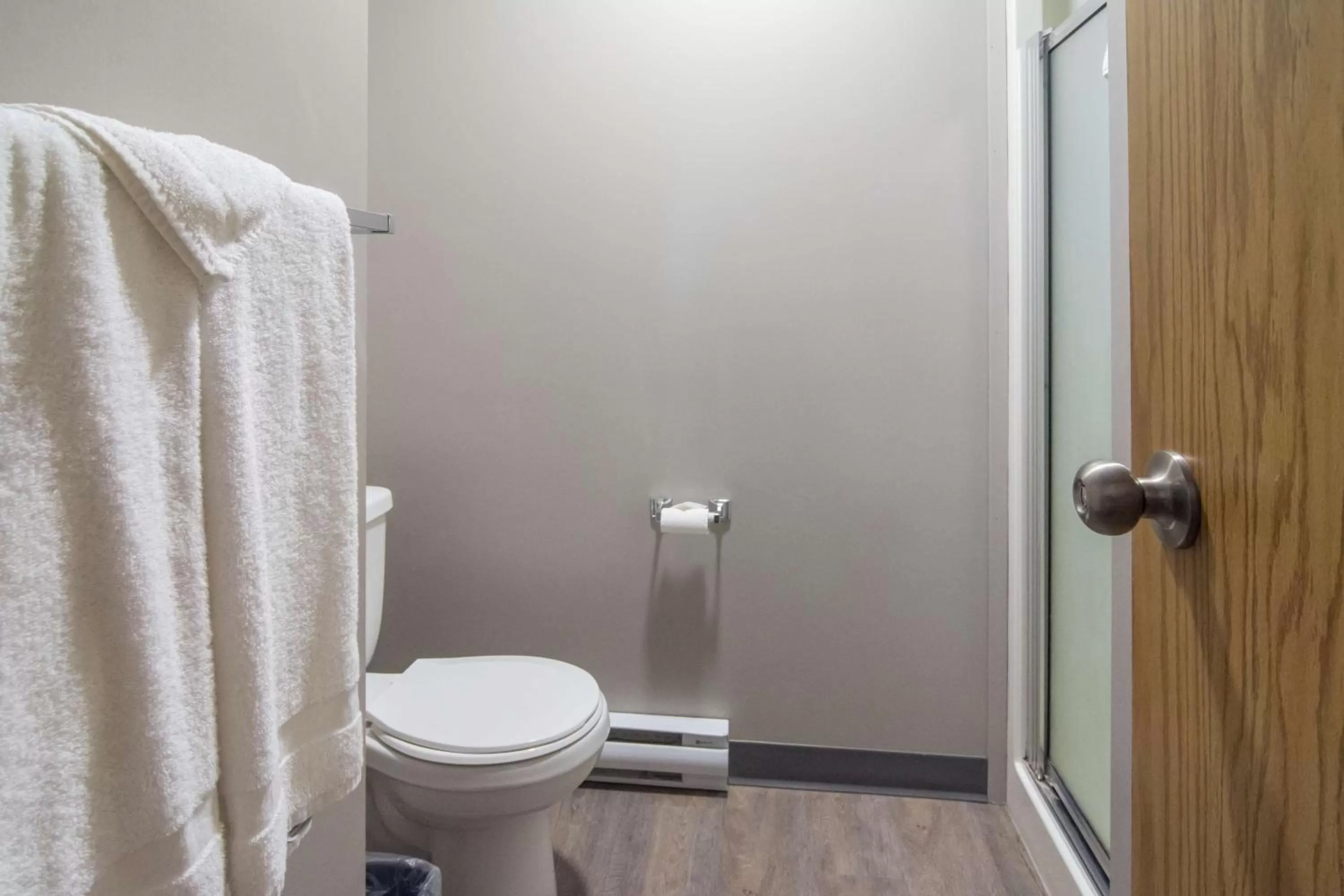 Bathroom in Motel 6-Saanichton, BC - Victoria Airport