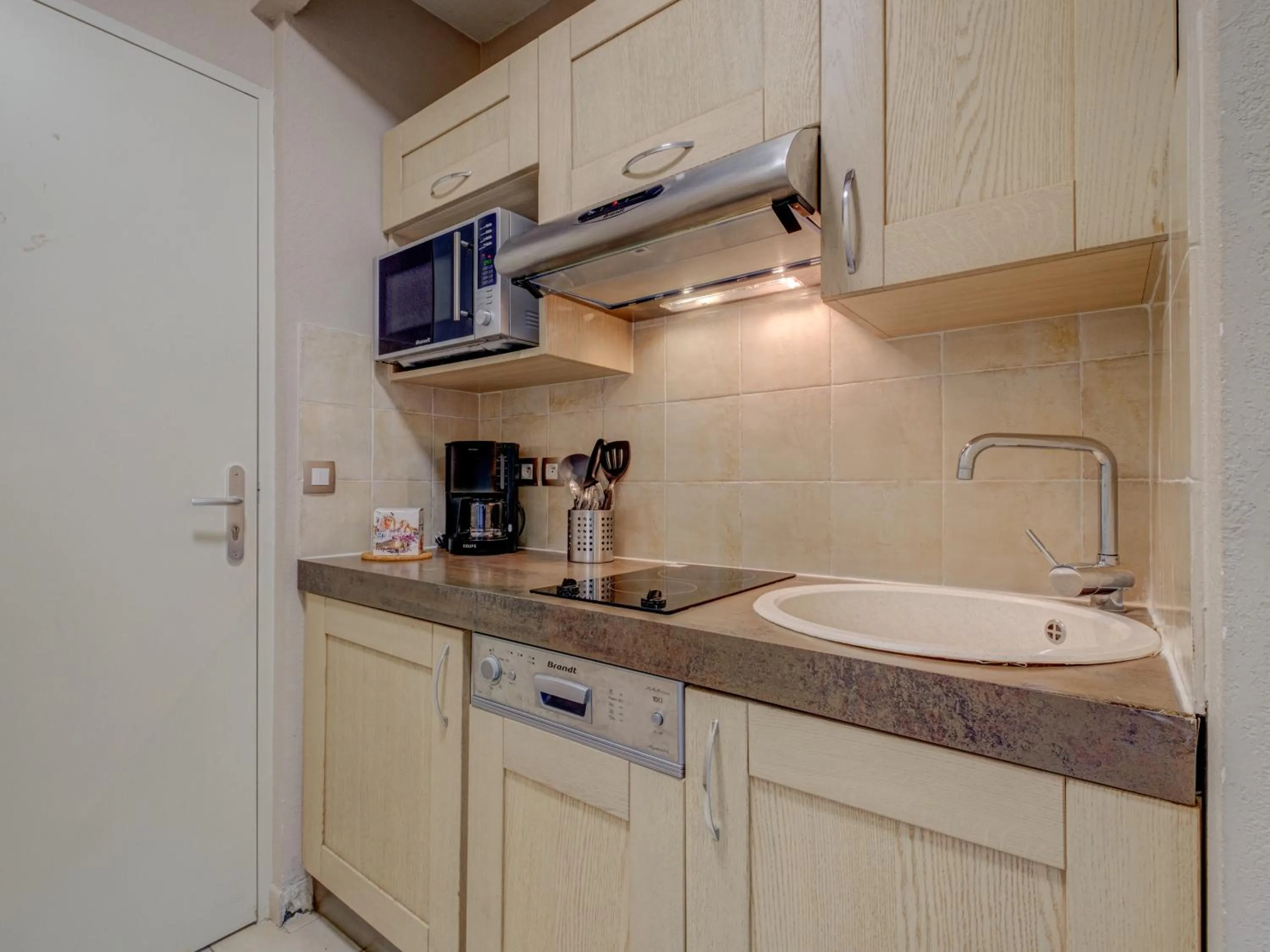 Kitchen or kitchenette in Vacancéole – Le Domaine de Camiole