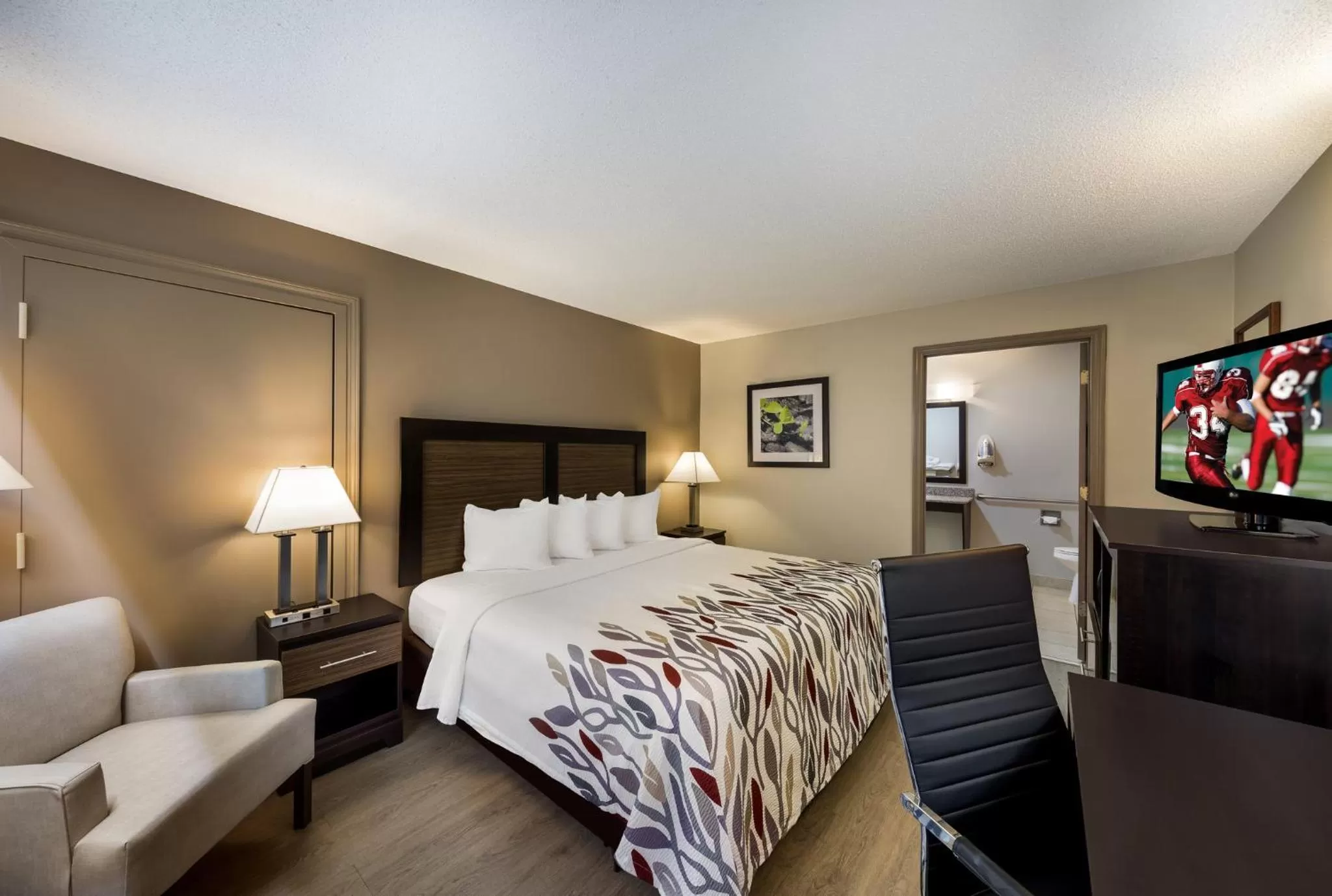 Photo of the whole room, Bed in Red Roof Inn Jasper