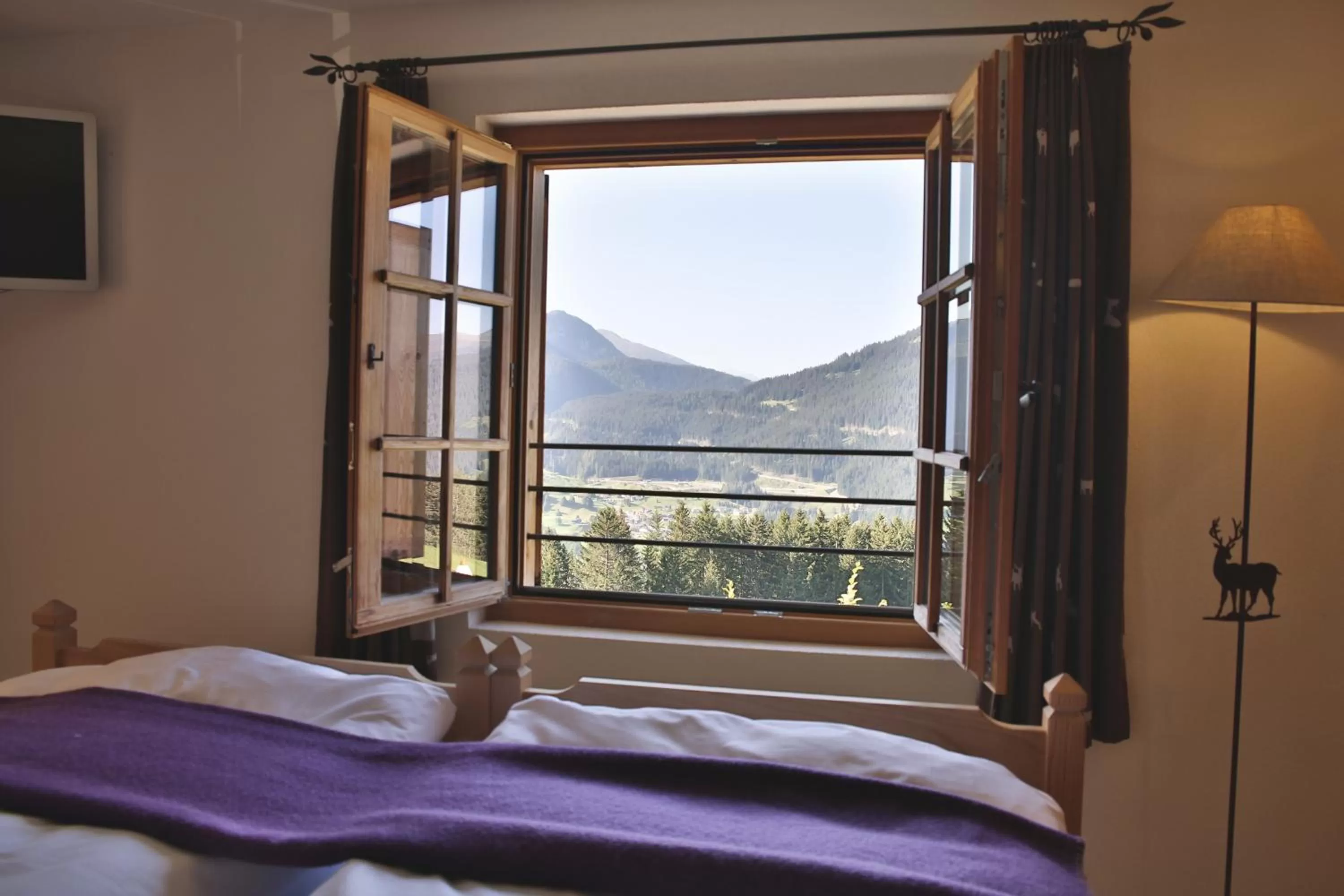 Mountain view, Bed in Berghaus Alpenrösli