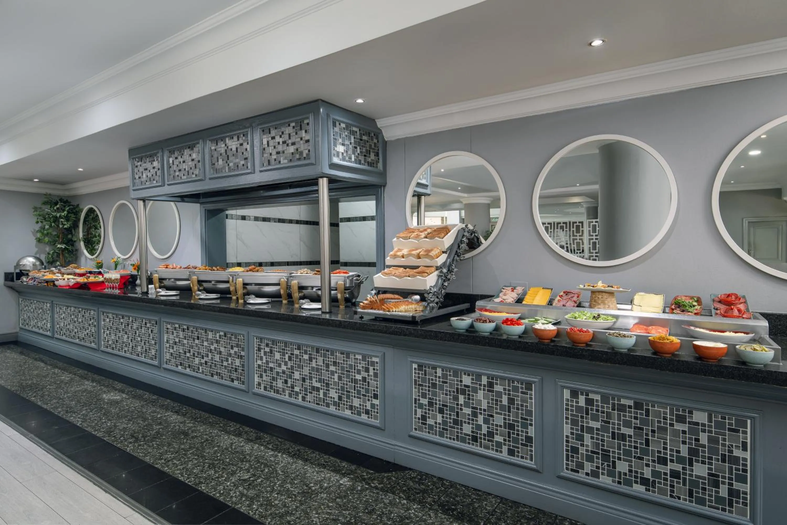 Restaurant/places to eat in Holiday Inn Johannesburg OR Tambo Airport Hotel by IHG