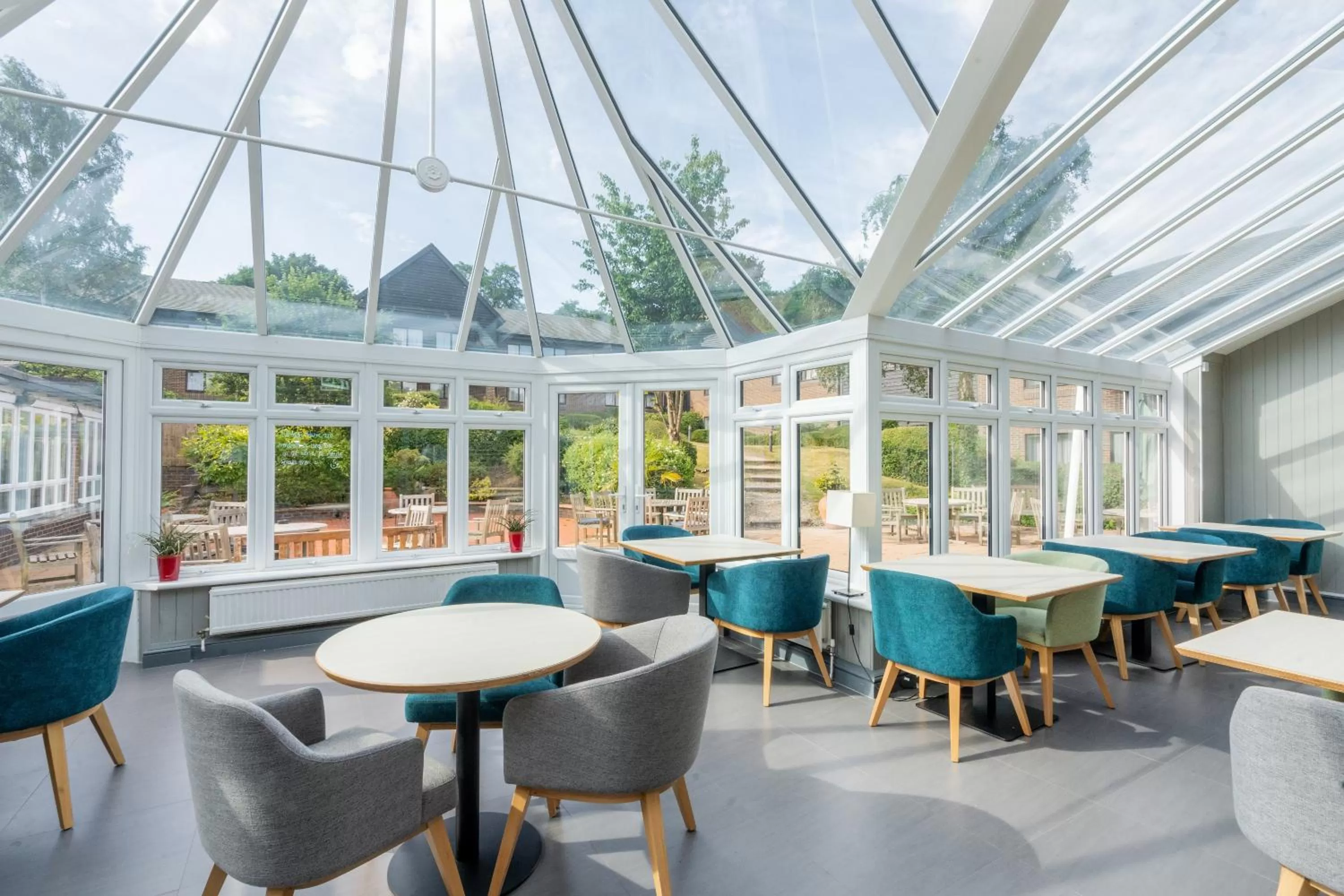 Lounge or bar in Holiday Inn Maidstone-Sevenoaks by IHG