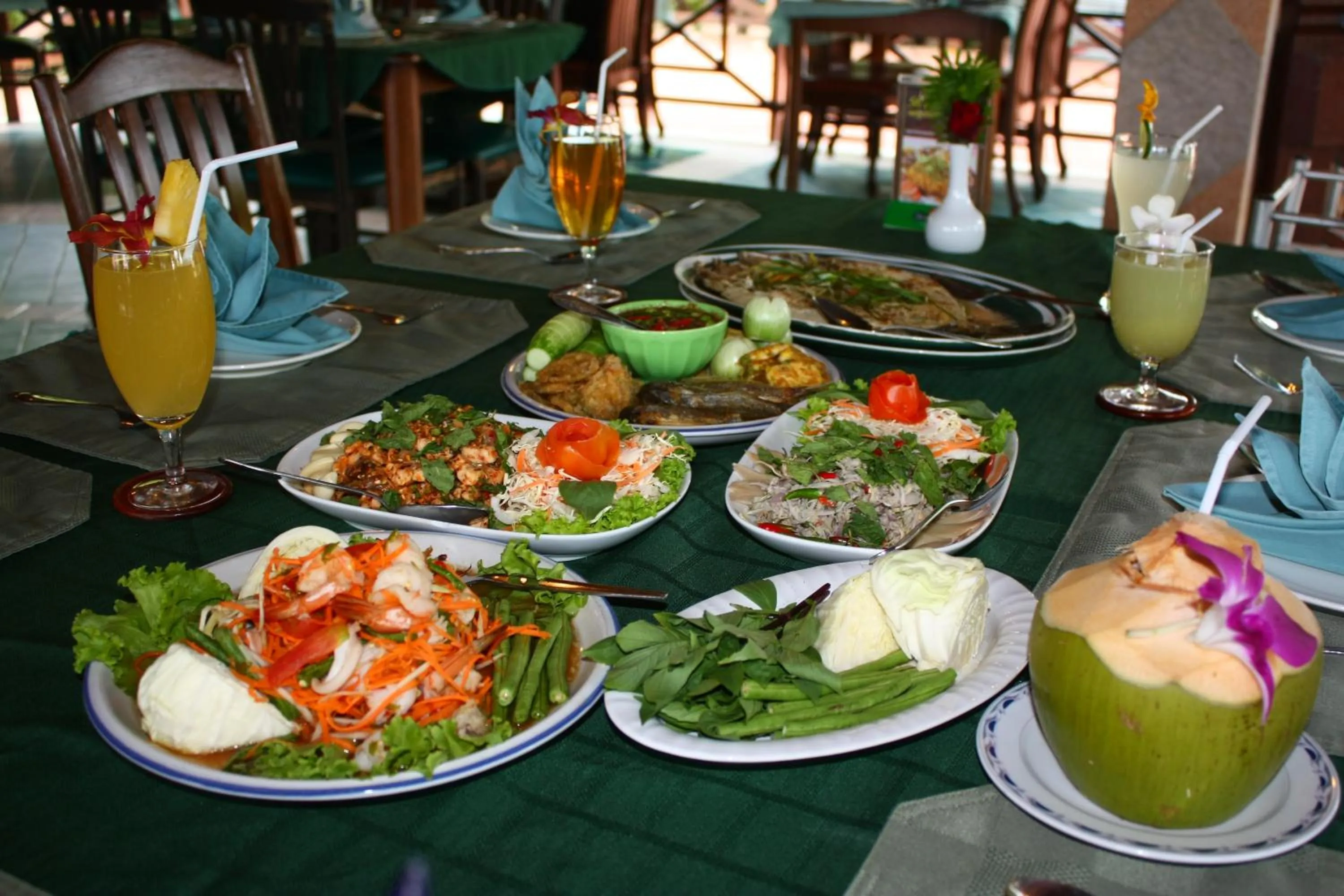 Restaurant/places to eat in Samroiyod Holiday Resort