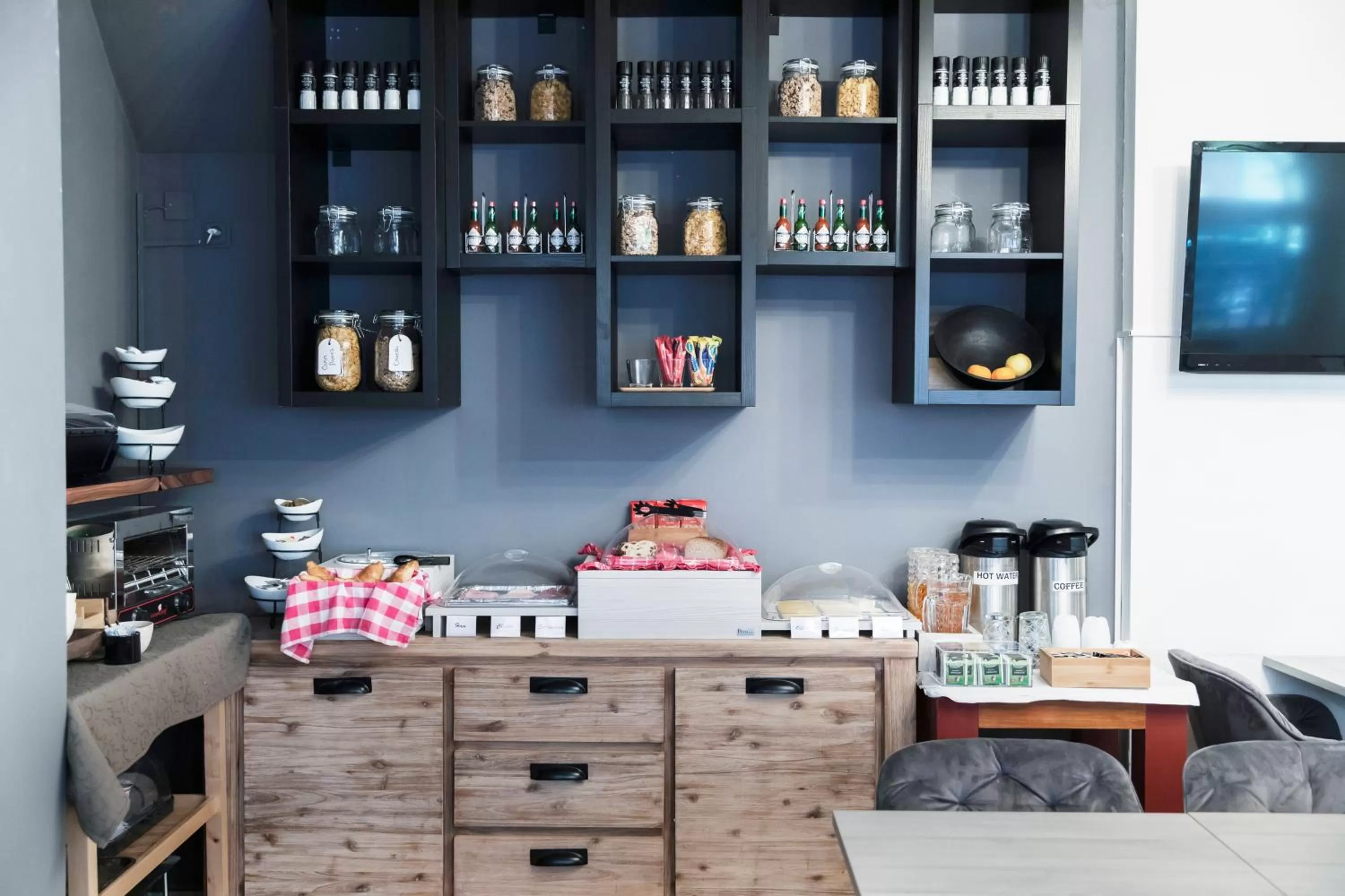 Food and drinks in Quentin England Hotel