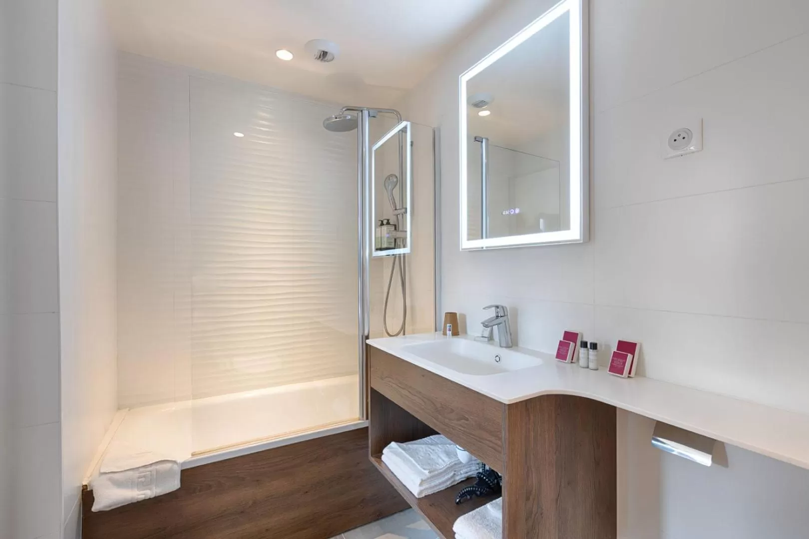 Bathroom in Hotel de France Invalides