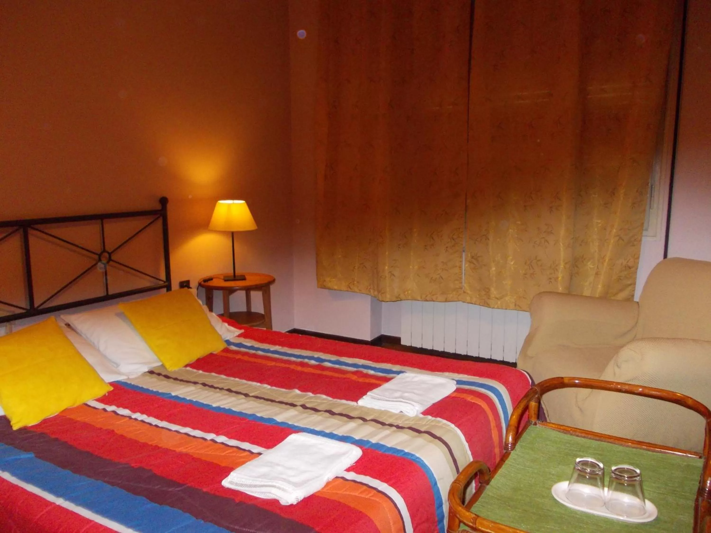 Photo of the whole room, Bed in Travellers Lodge Bed & Rooms