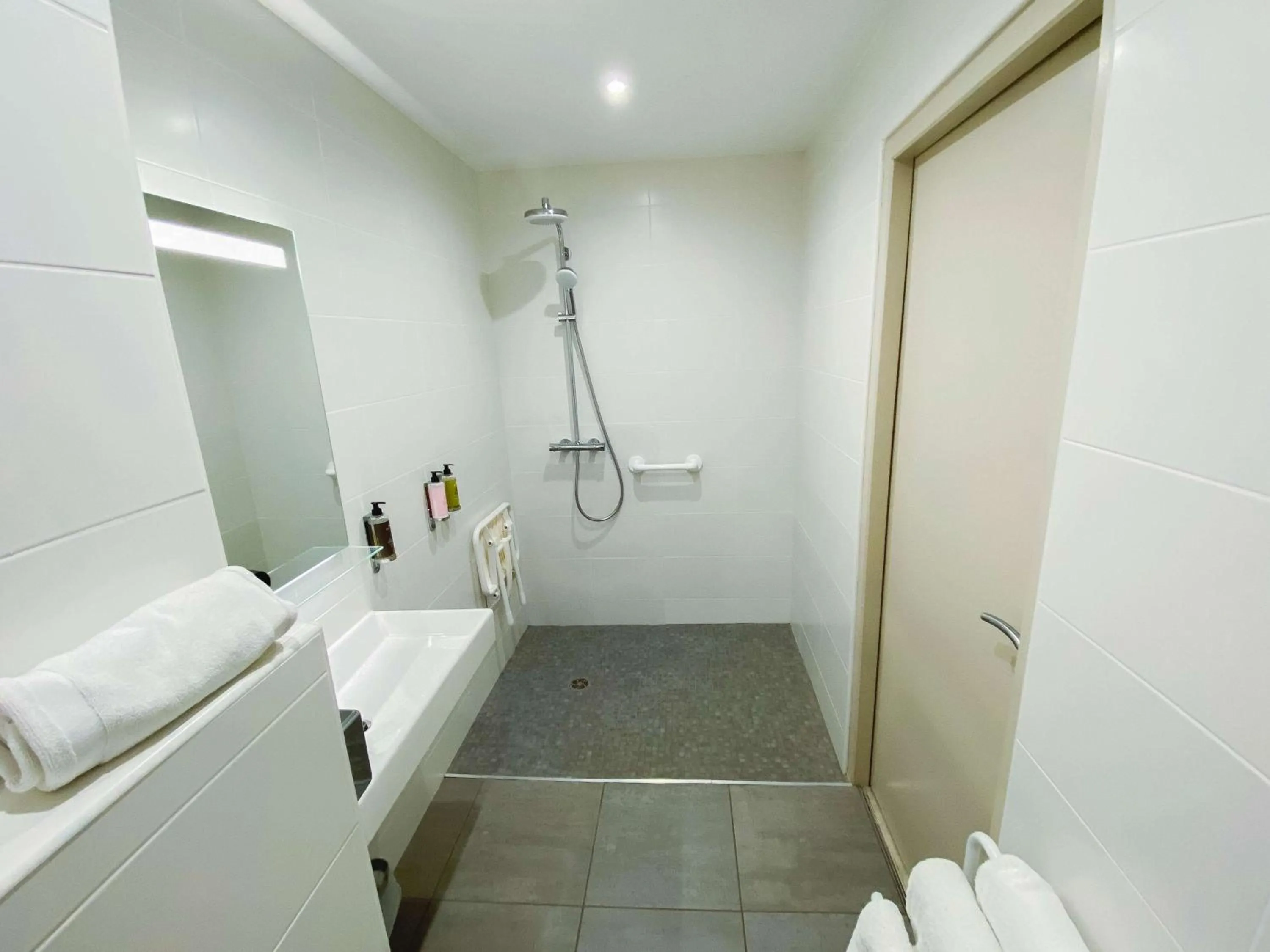 Bathroom in Best Western Plus Hotel Canet-Plage