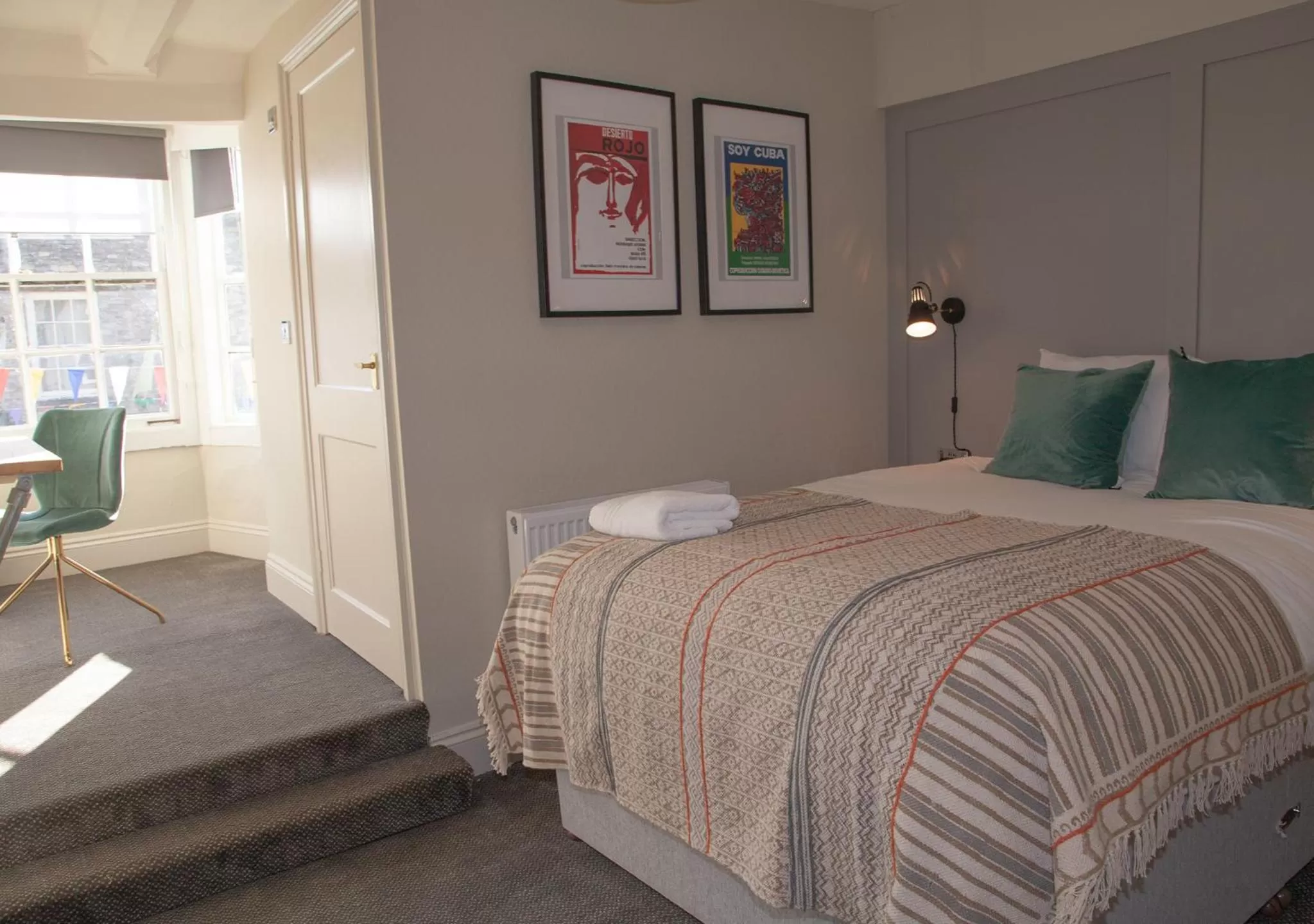 Bedroom, Bed in The Kings Arms Hotel