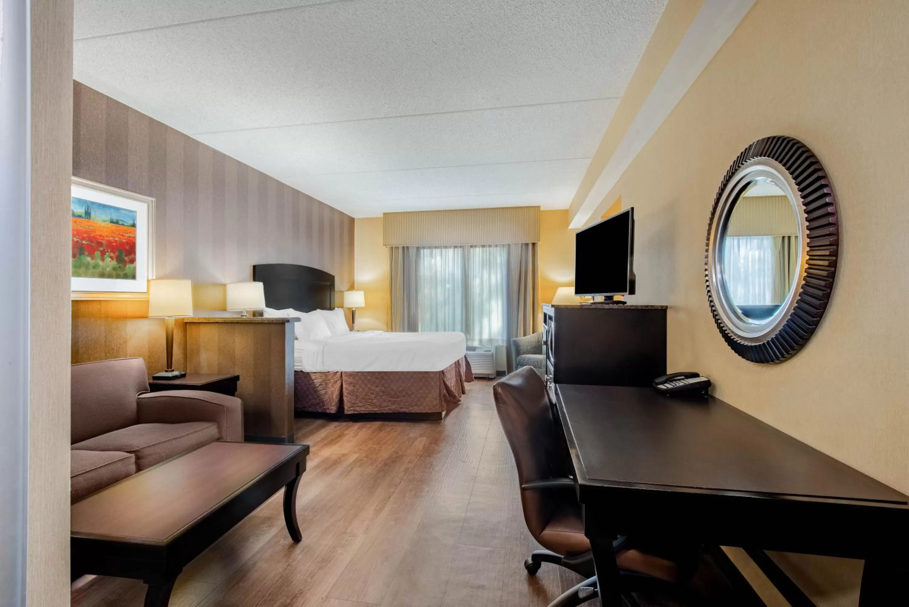 Bed in La Quinta Inn & Suites Bel Air I-95 Exit 77A