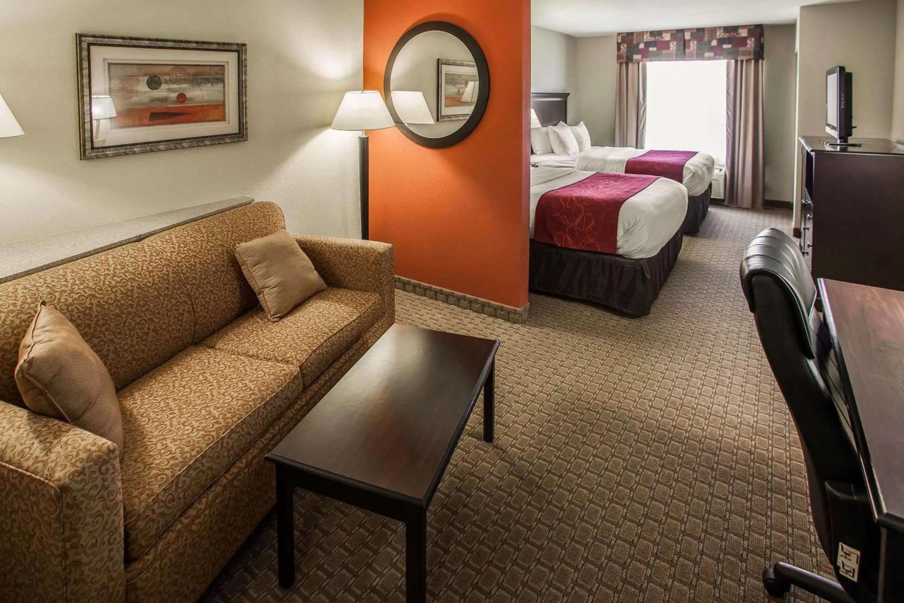 Bedroom, Bed in Comfort Suites Bloomington I-55 and I-74
