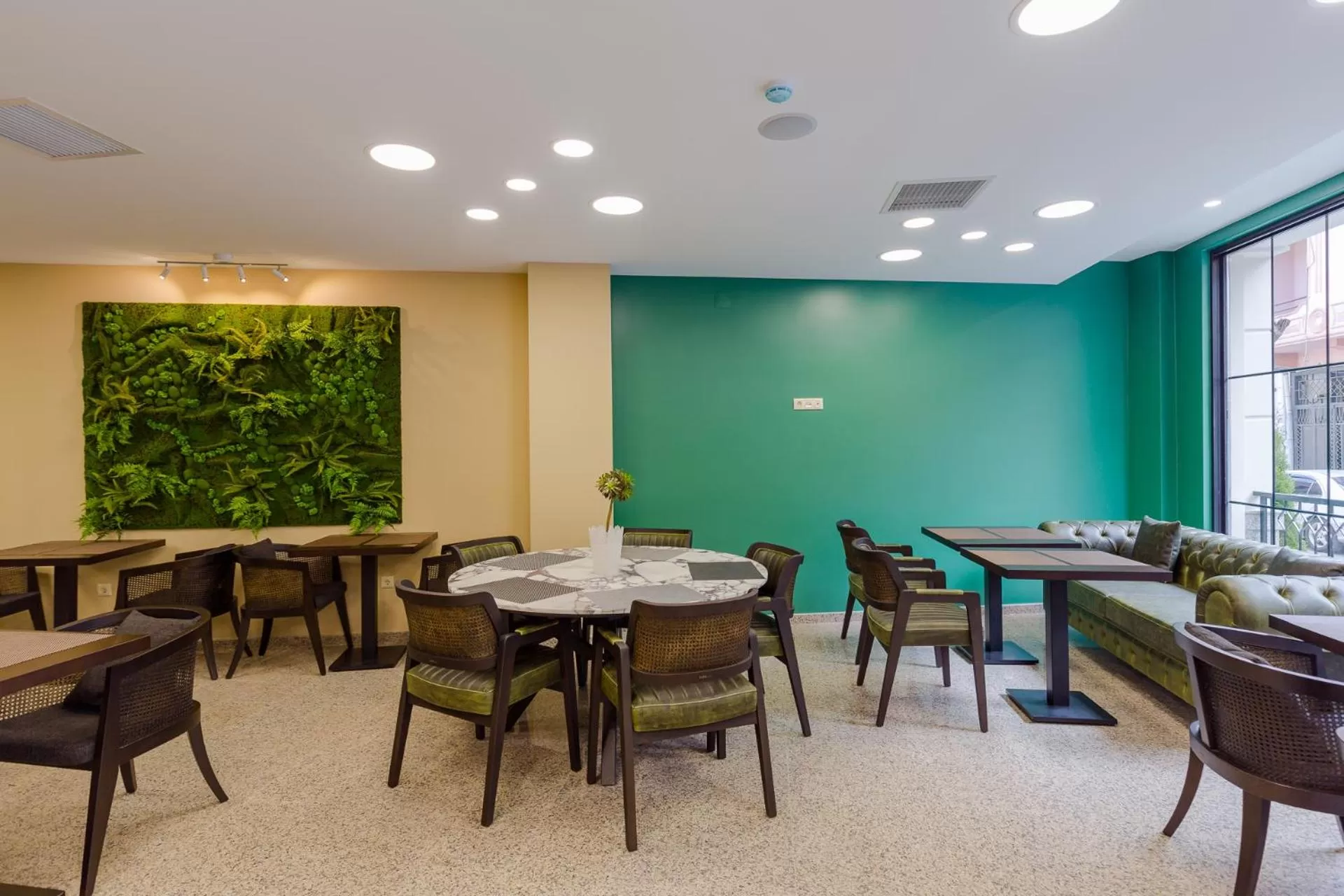 Restaurant/Places to Eat in HOTEL BLOOM