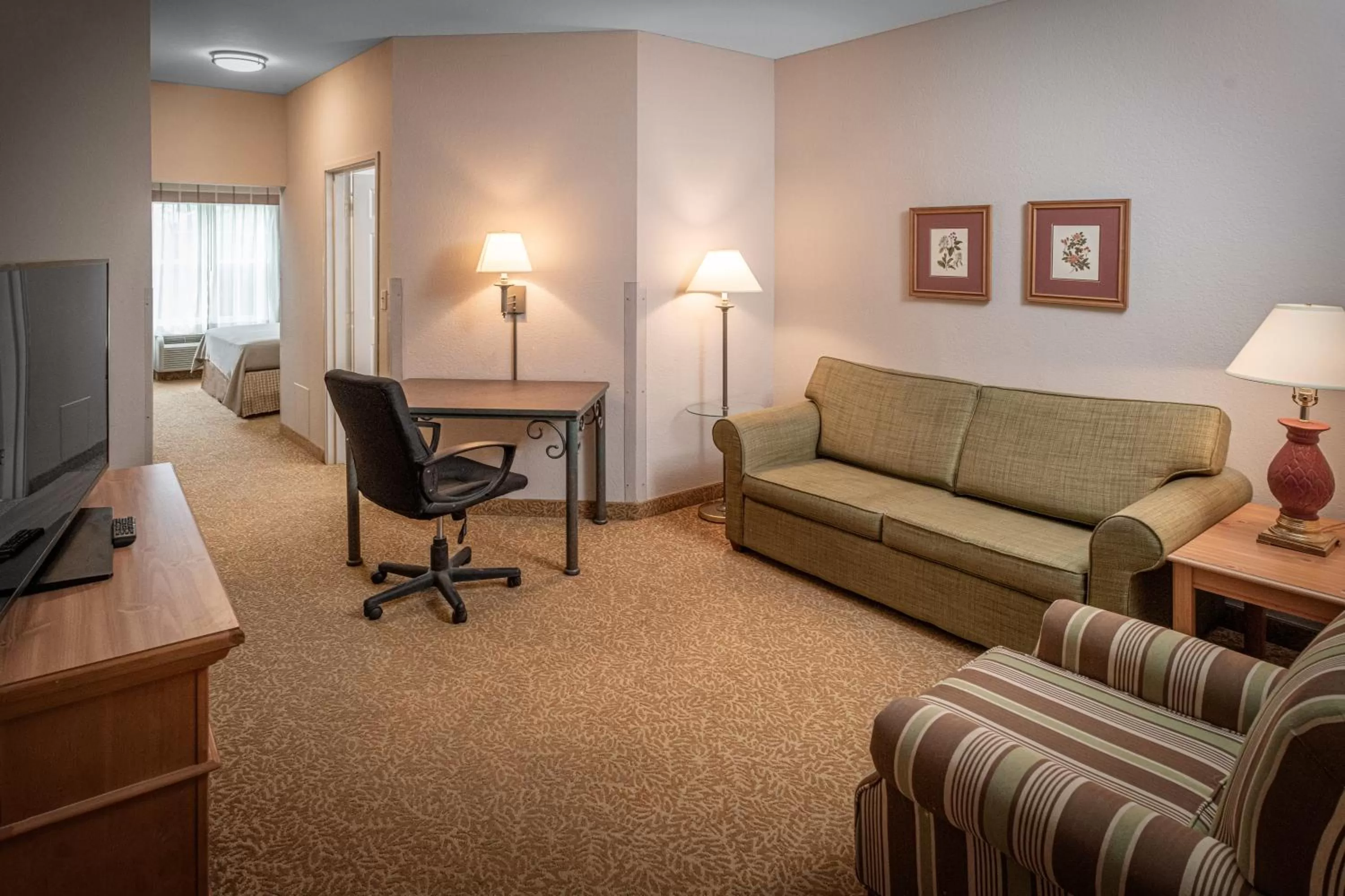 Living room in Country Inn & Suites by Radisson, Beckley, WV